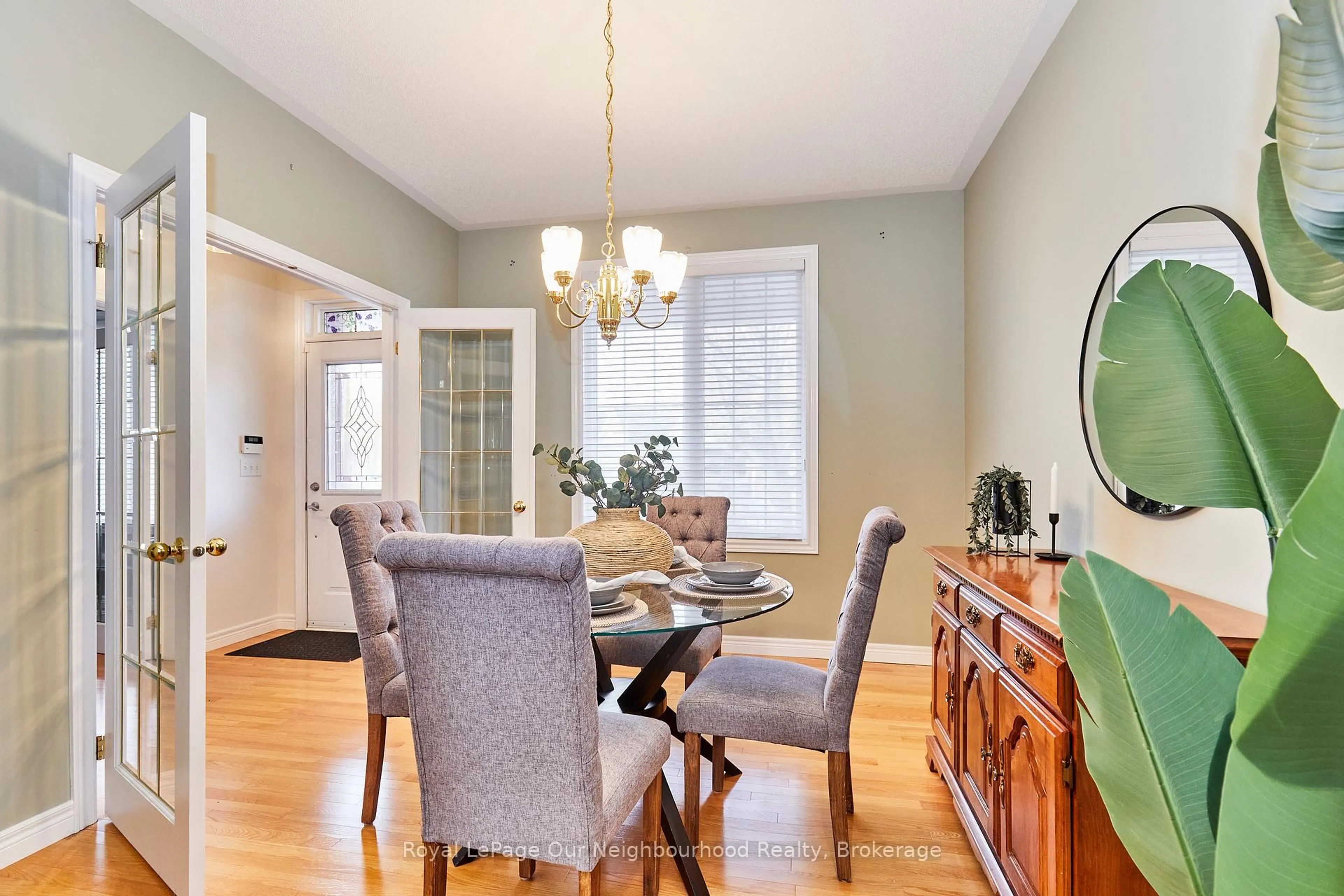 Dining room, wood/laminate floor for 764 PRINCE OF WALES Dr, Cobourg Ontario K9A 5X8