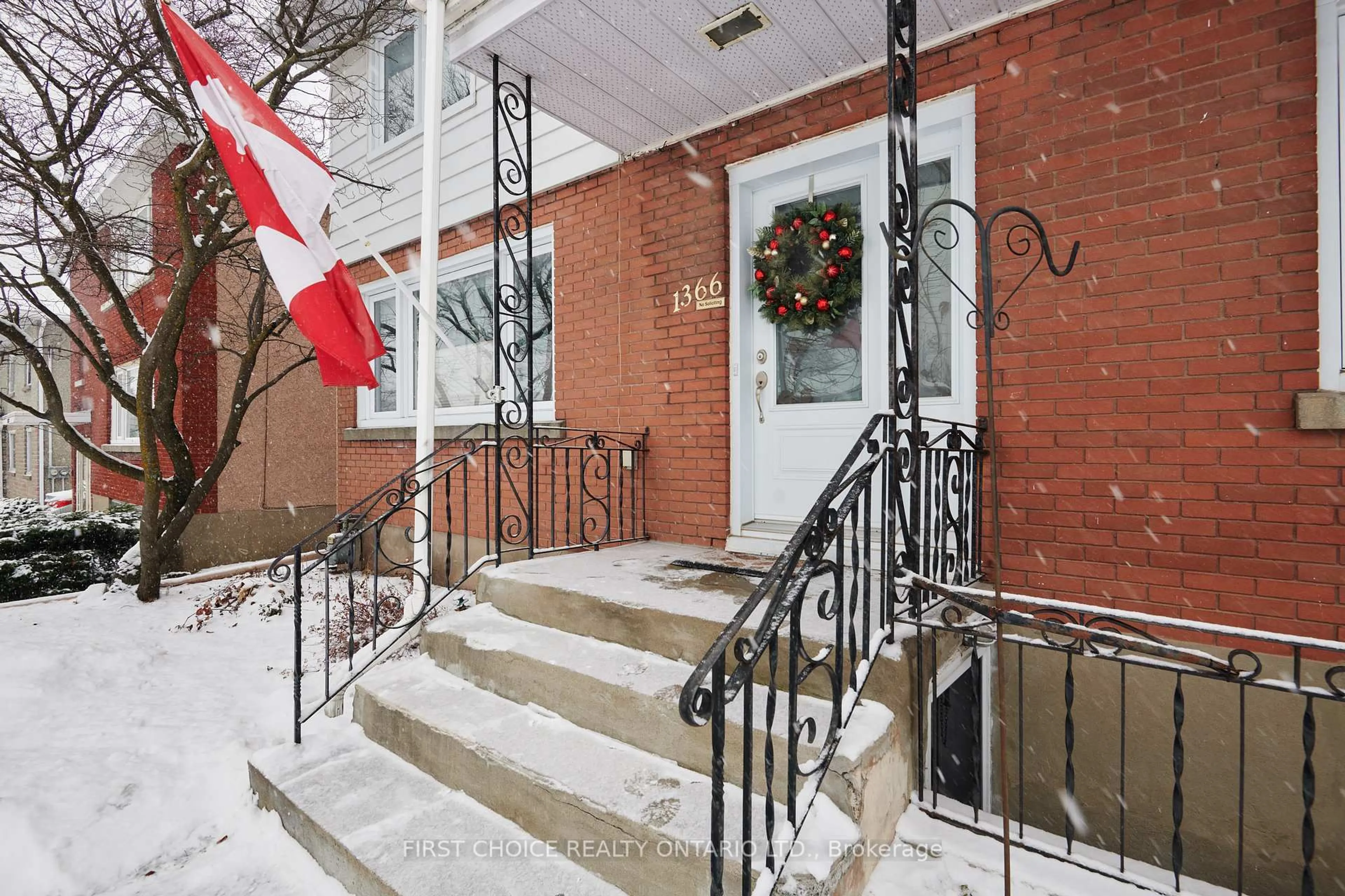Indoor foyer for 1366 Kingston Ave, Ottawa Ontario K1Z 8L2