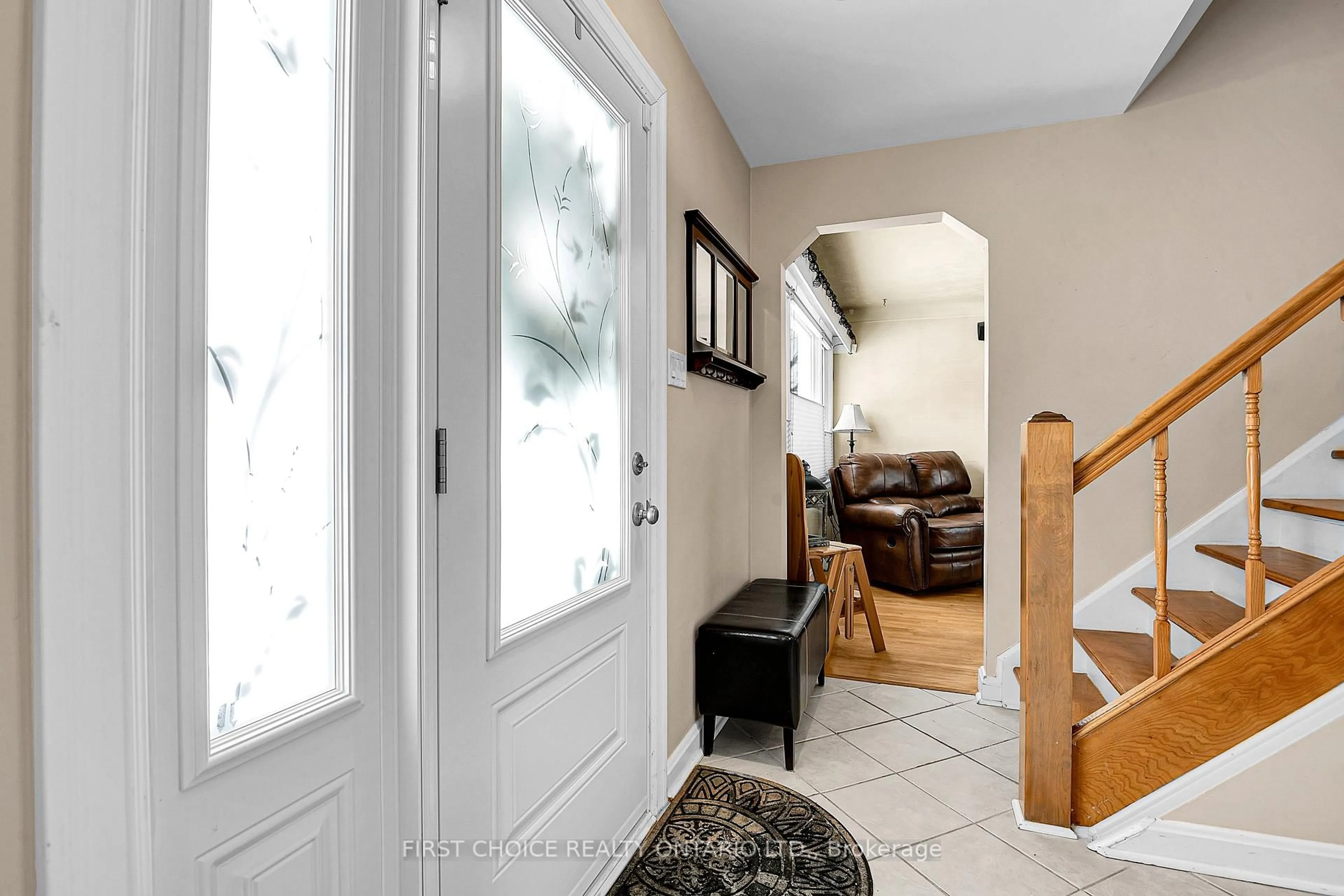 Indoor entryway for 1366 Kingston Ave, Ottawa Ontario K1Z 8L2