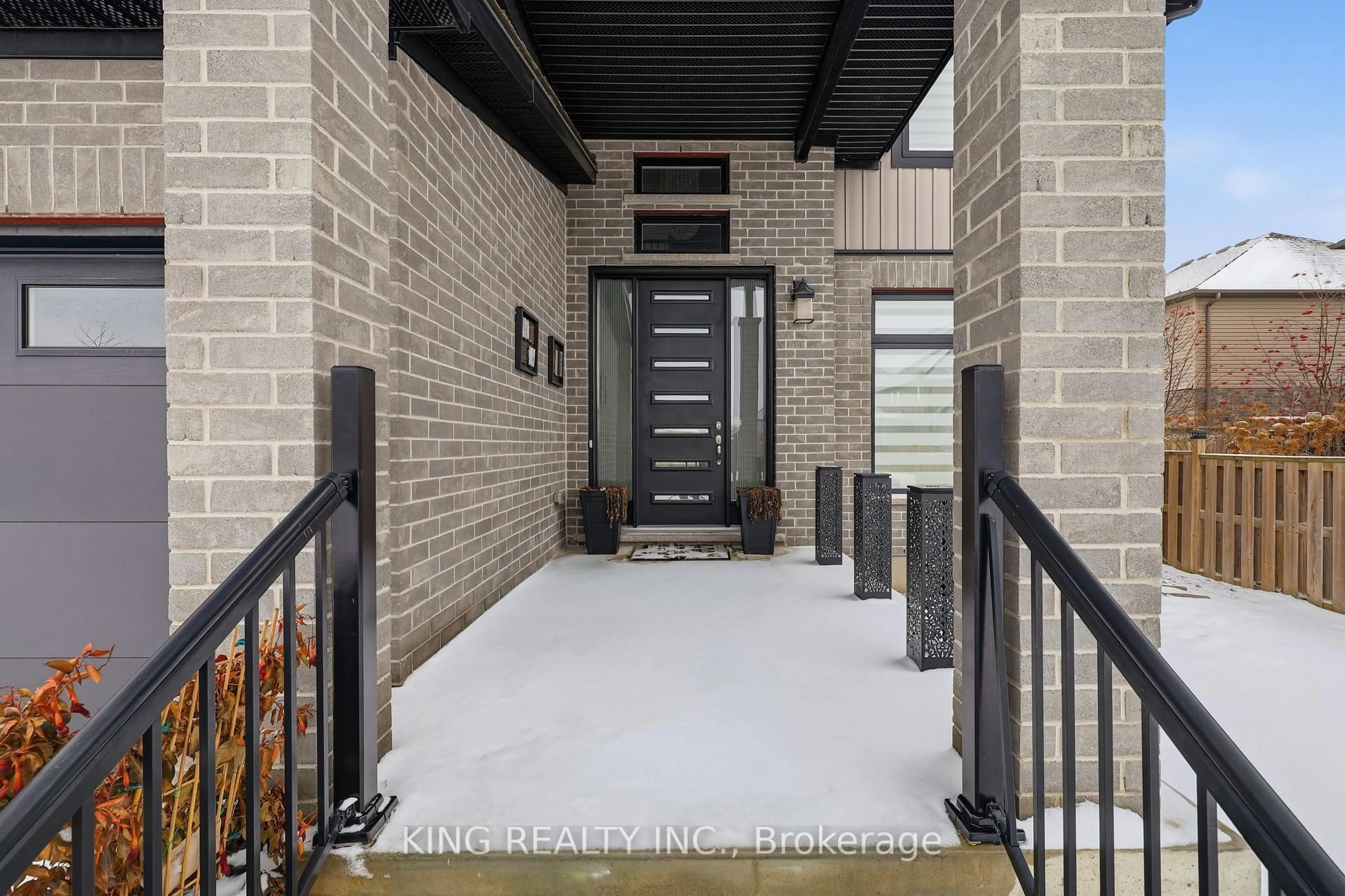 Indoor entryway for 1615 SANDRIDGE Lane, London North Ontario N5X 0G5
