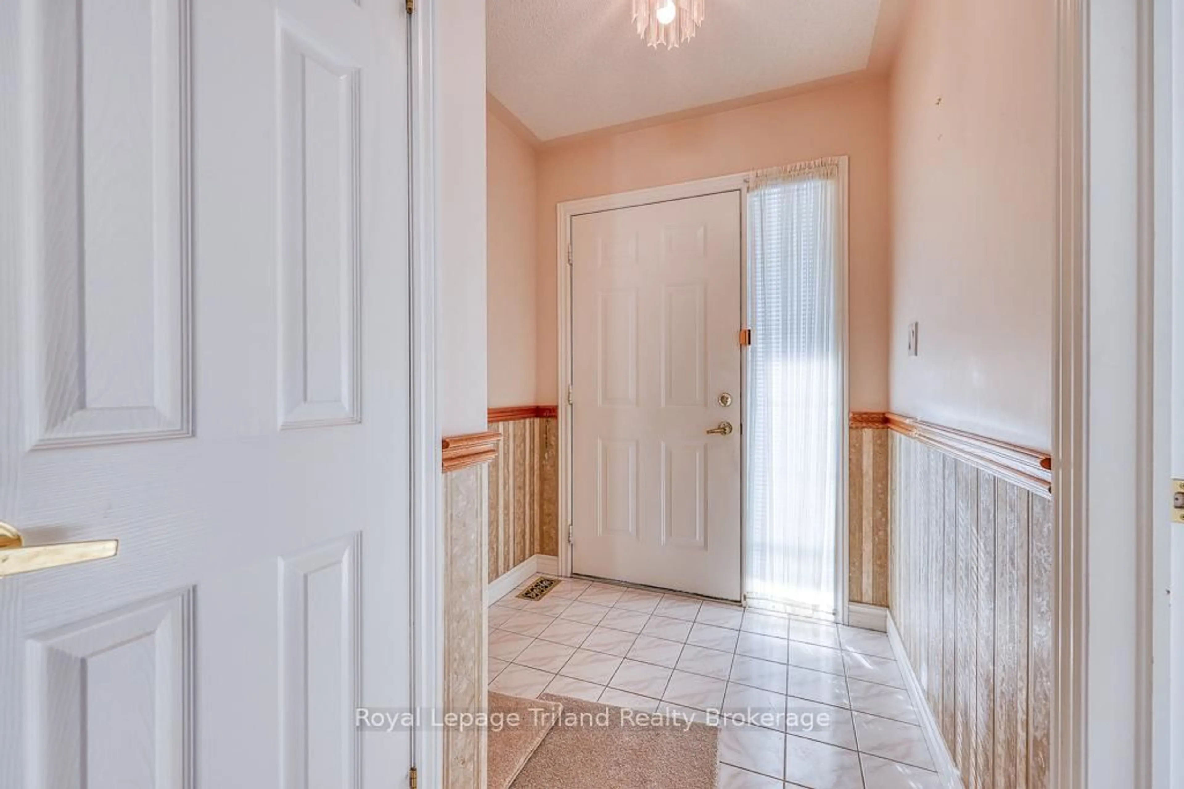 Indoor entryway for 10 Armstrong Dr, Tillsonburg Ontario N4G 5T3