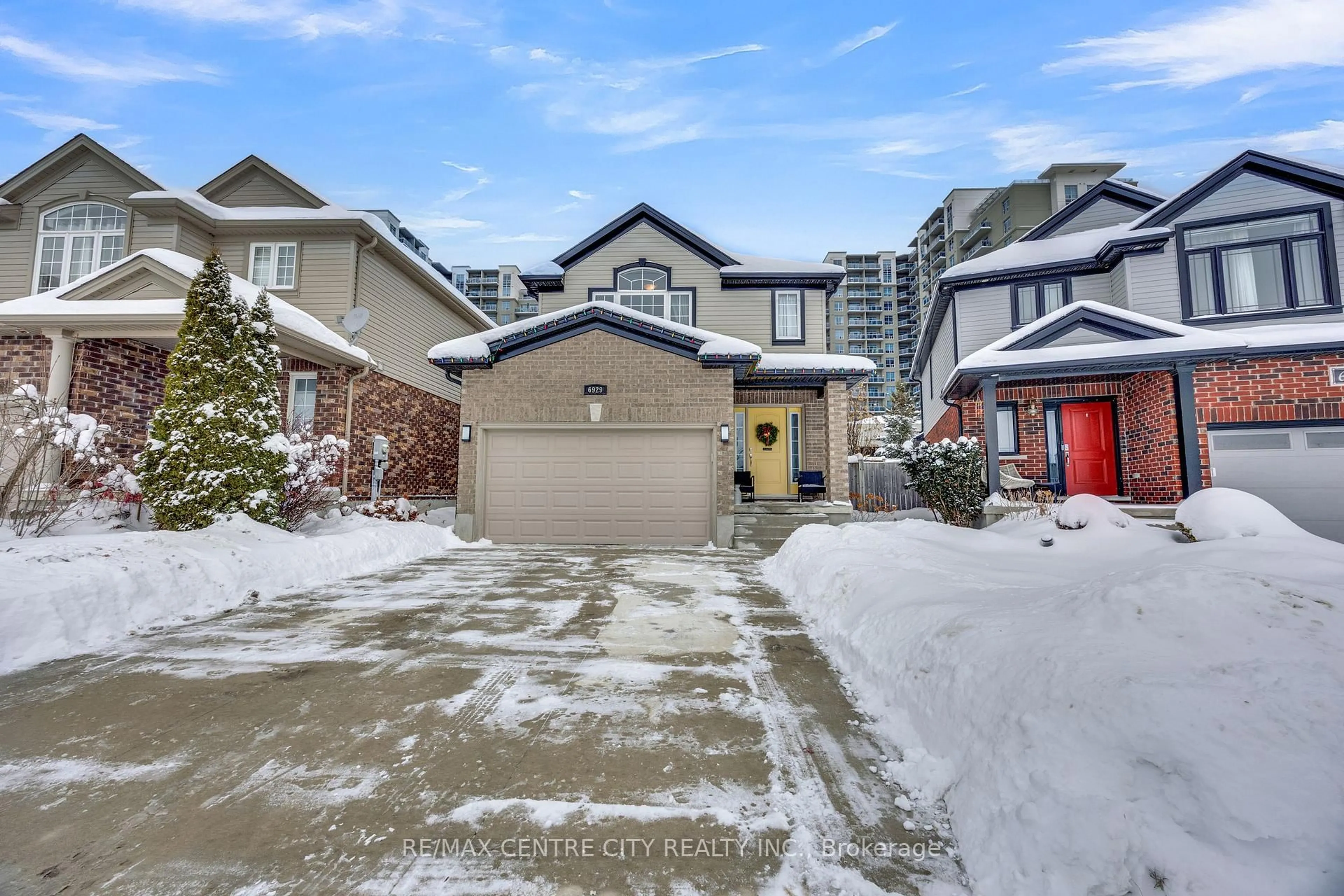 A pic from outside/outdoor area/front of a property/back of a property/a pic from drone, street for 6929 Vallas Circ, London South Ontario N6P 0V4