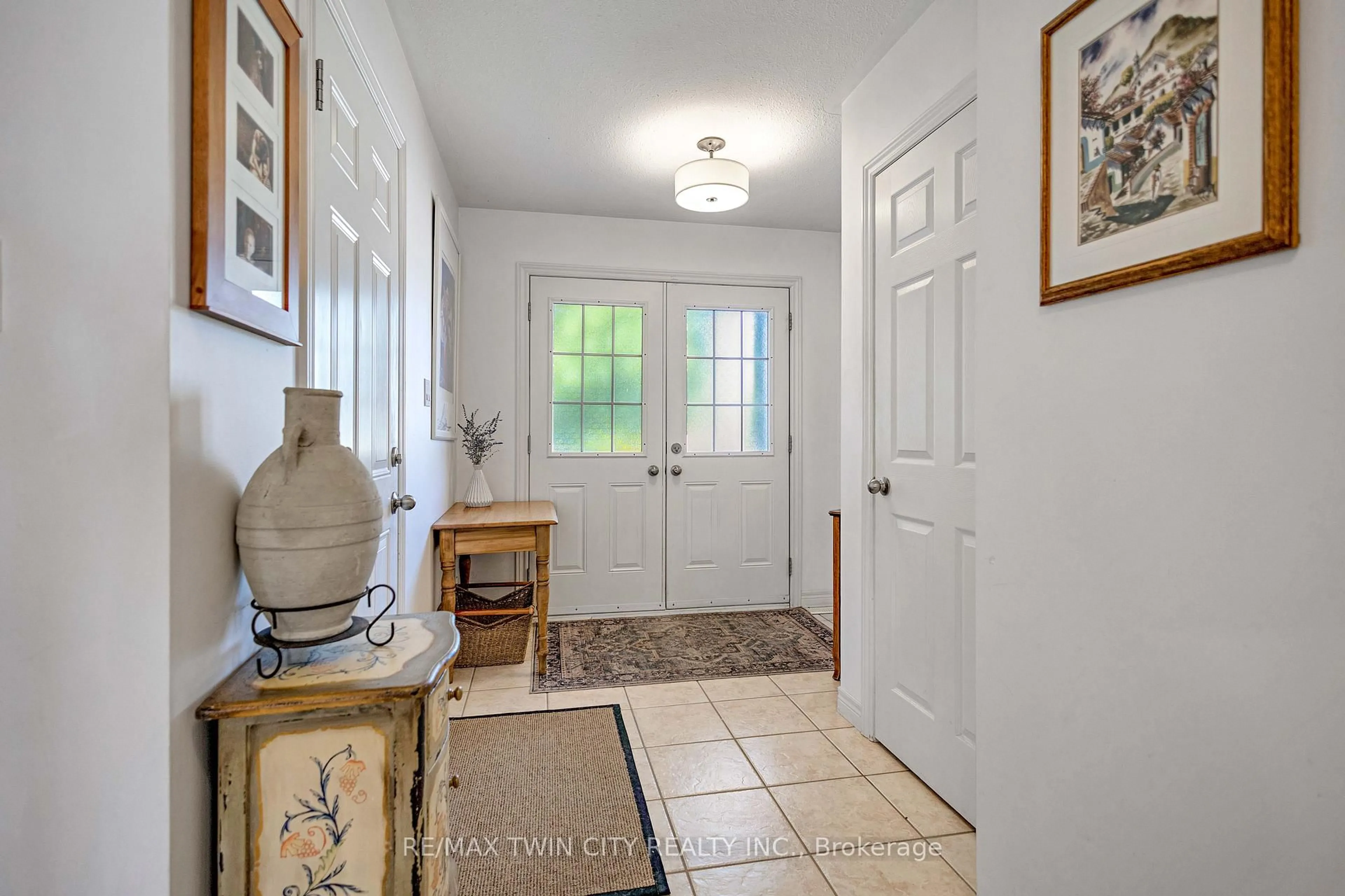 Indoor entryway for 4 Fuller Crt, Brantford Ontario N3S 0A6