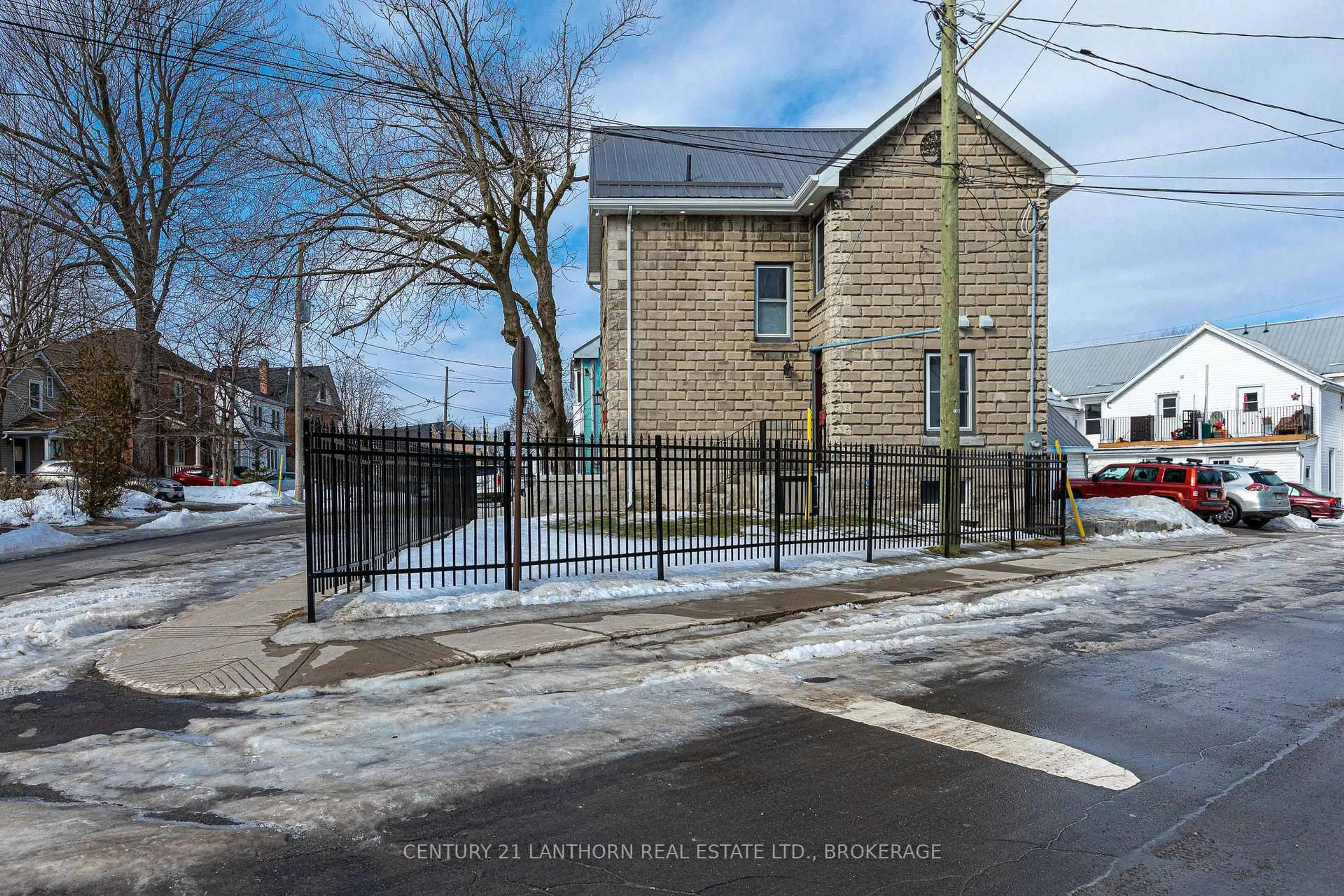 A pic from outside/outdoor area/front of a property/back of a property/a pic from drone, street for 45 Chestnut St, Kingston Ontario K7K 3X4