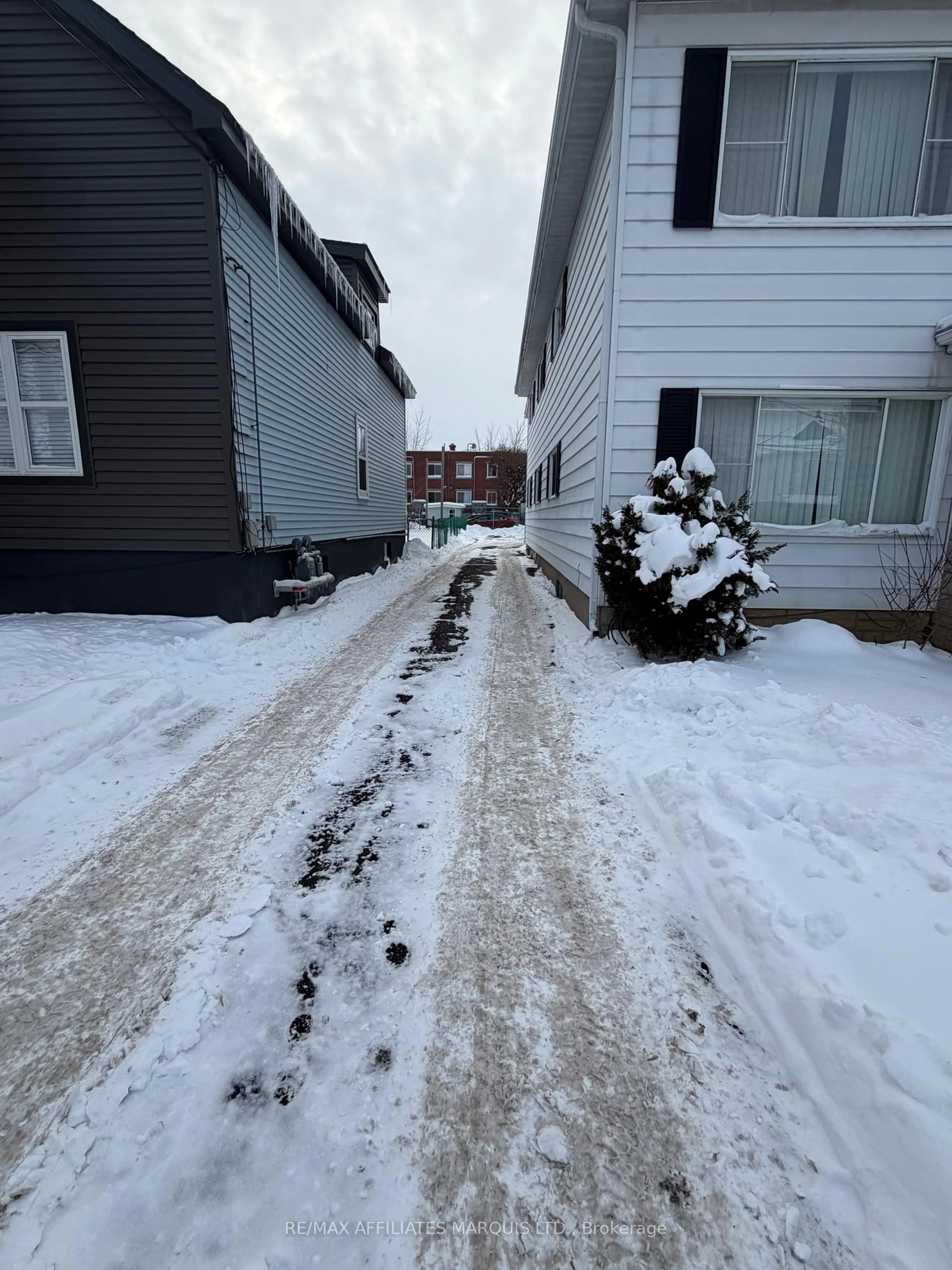 Parking for 424 Guy St, Cornwall Ontario K6H 4V5