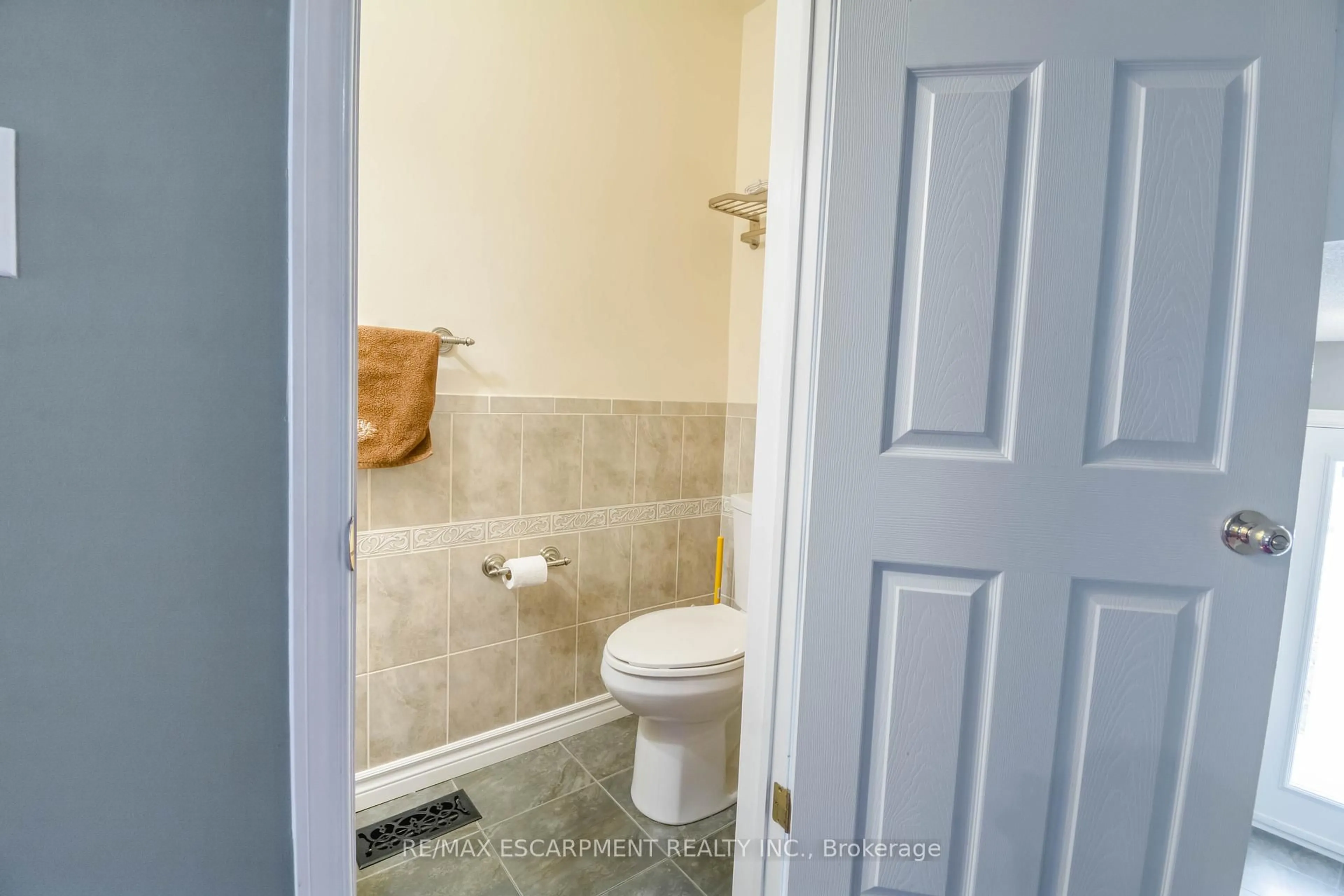 Standard bathroom, ceramic/tile floor for 491 Green Rd, Hamilton Ontario L8E 6A3
