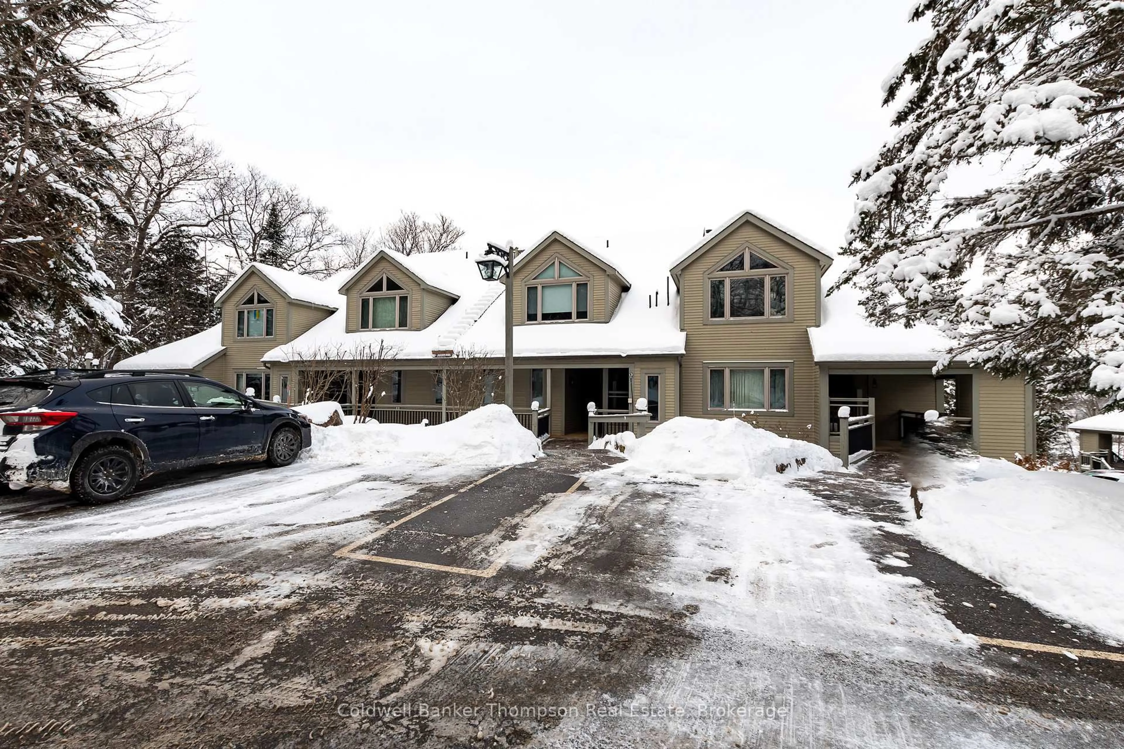 A pic from outside/outdoor area/front of a property/back of a property/a pic from drone, street for 3931 Grandview Forest Hill Dr, Huntsville Ontario P1H 2N5