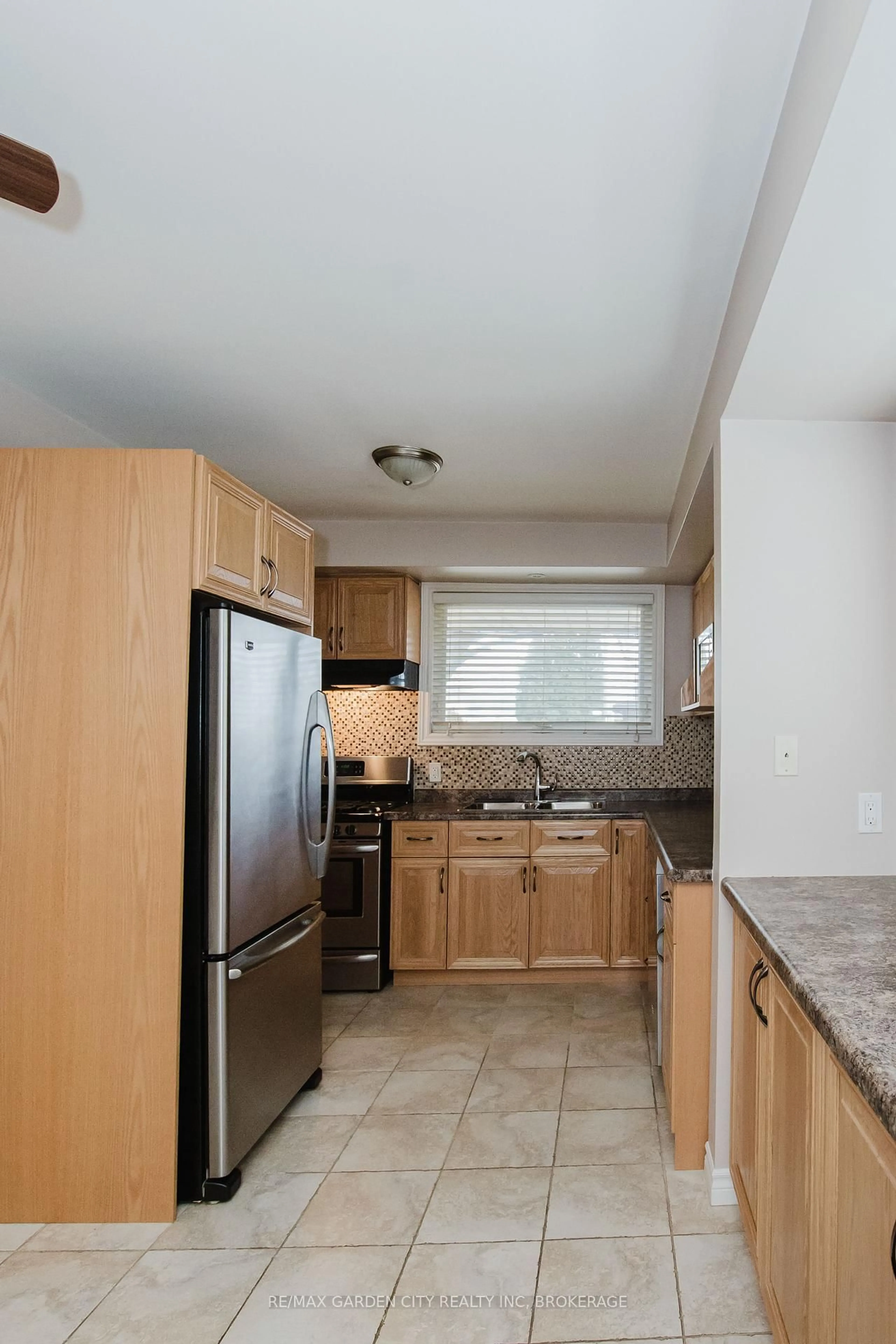 Standard kitchen, ceramic/tile floor for 62 Loyalist Dr, Hamilton Ontario L8K 4J3
