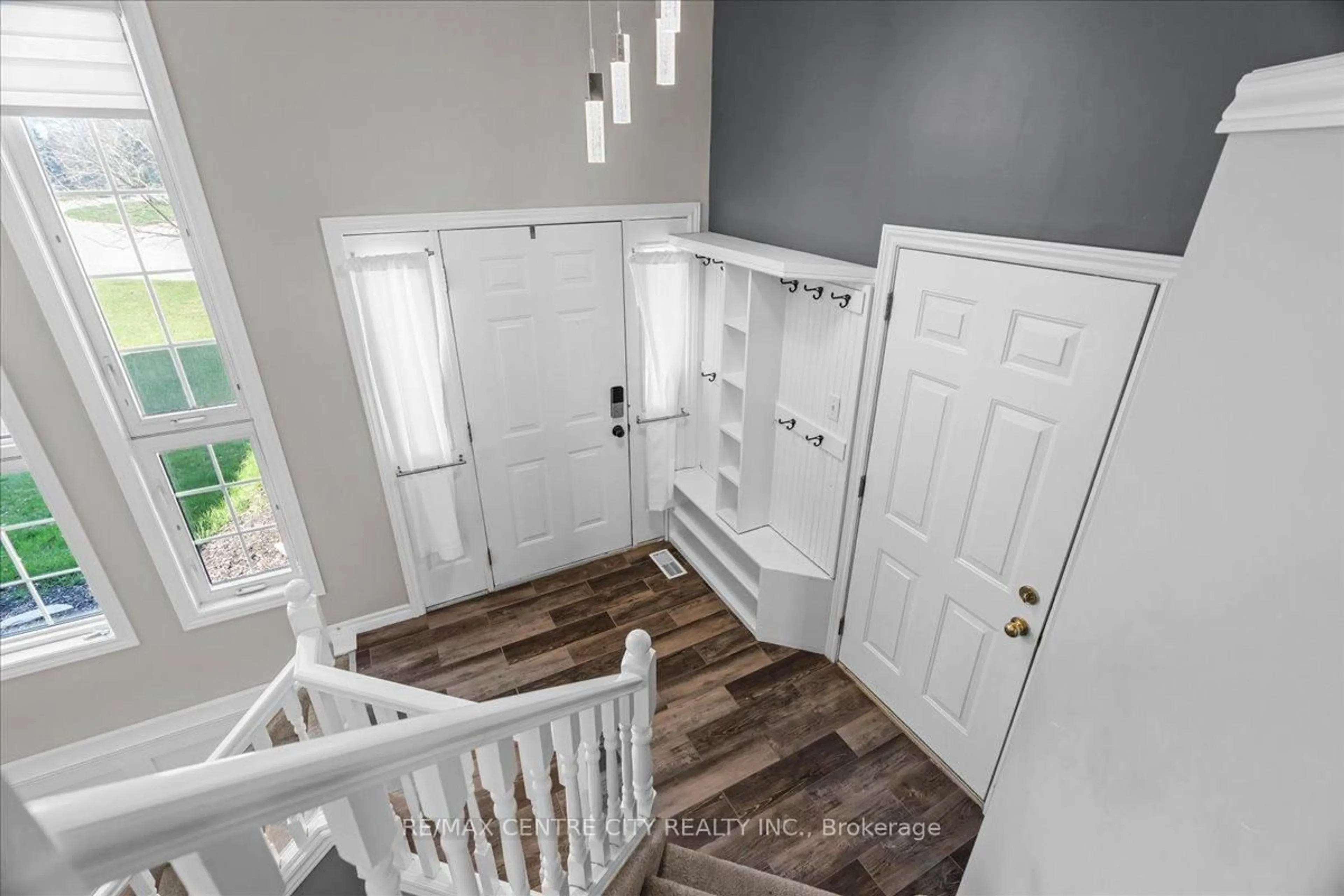 Indoor entryway for 19 Dell Dr, Strathroy-Caradoc Ontario N7G 1C6