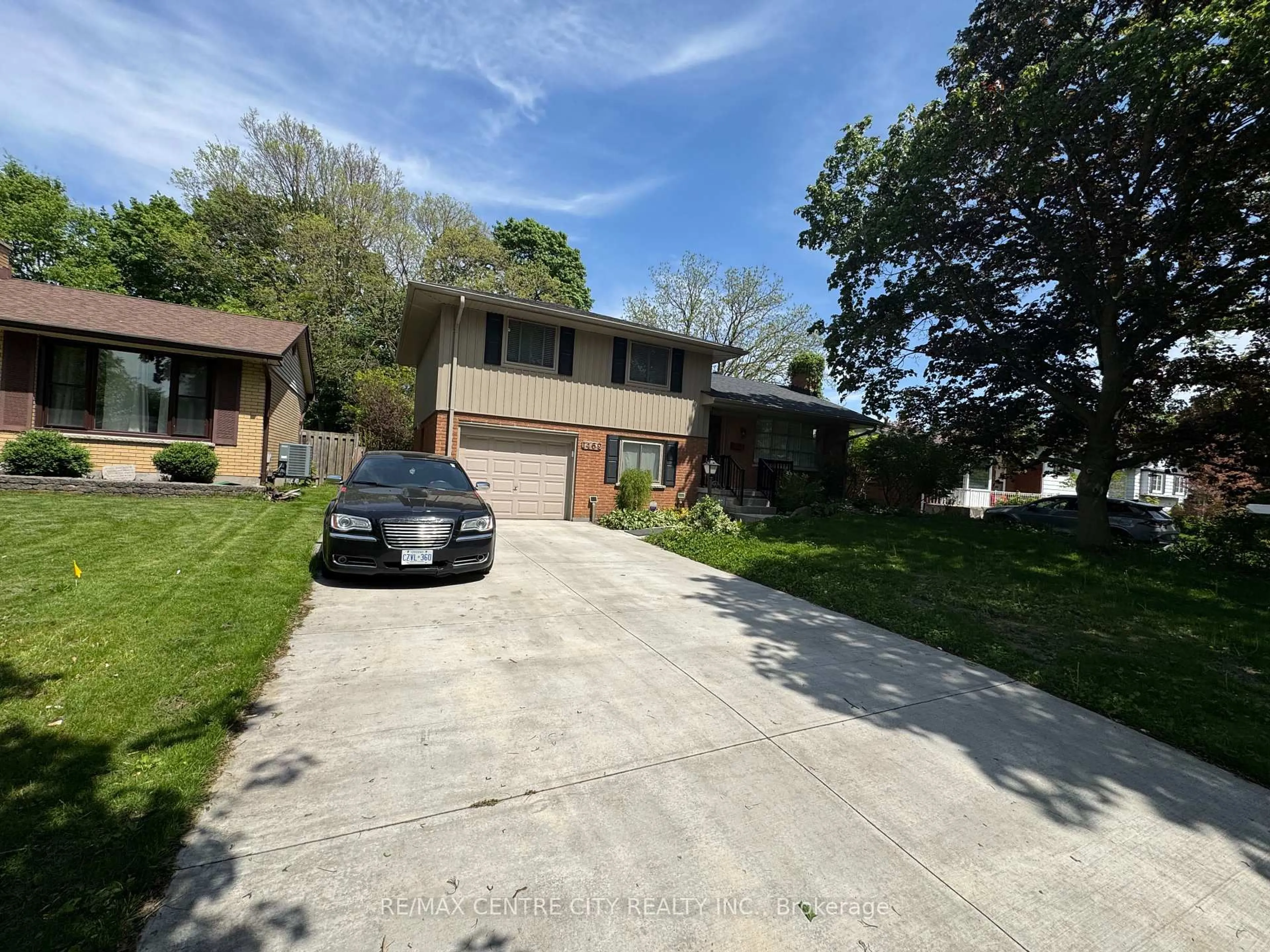 A pic from outside/outdoor area/front of a property/back of a property/a pic from drone, street for 1462 Glengarry Ave, London North Ontario N5X 1R1