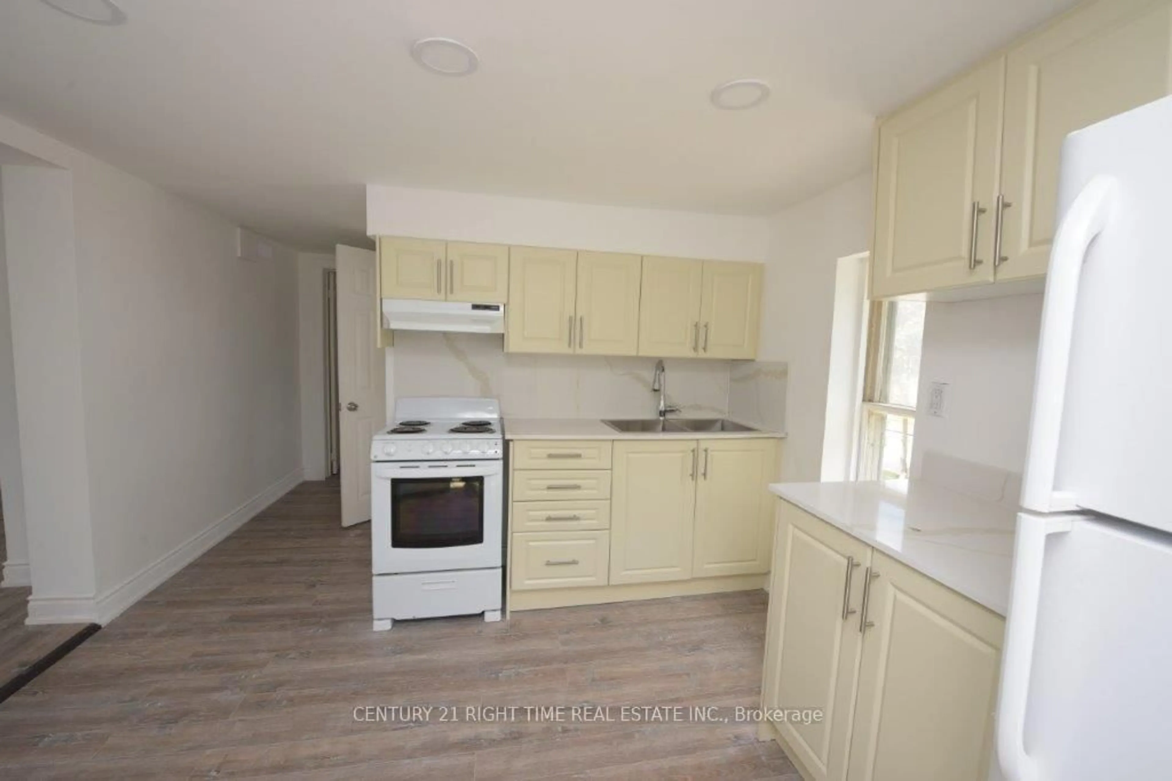 Standard kitchen, unknown for 79-71 CEDAR St, Cambridge Ontario N1S 1V5