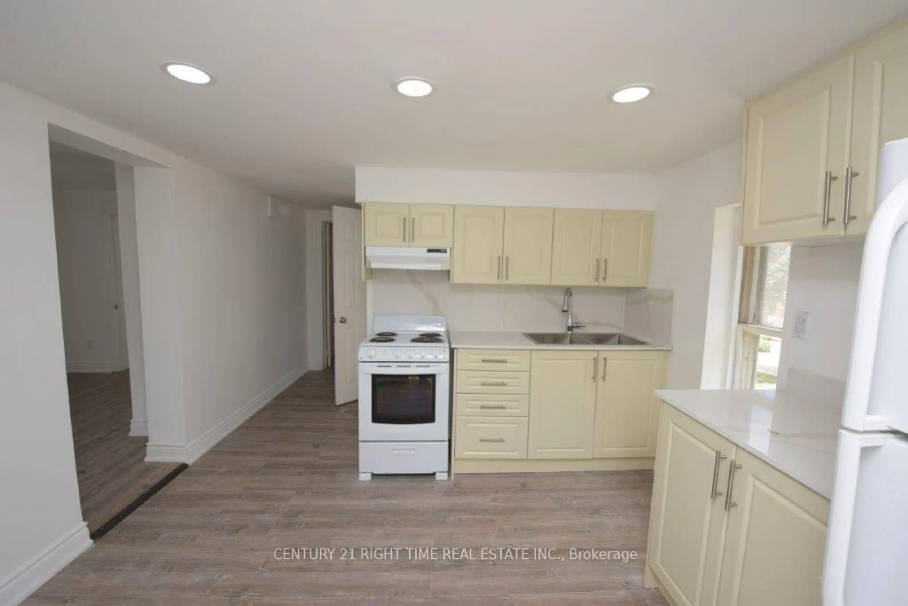 Standard kitchen, unknown for 79-71 CEDAR St, Cambridge Ontario N1S 1V5