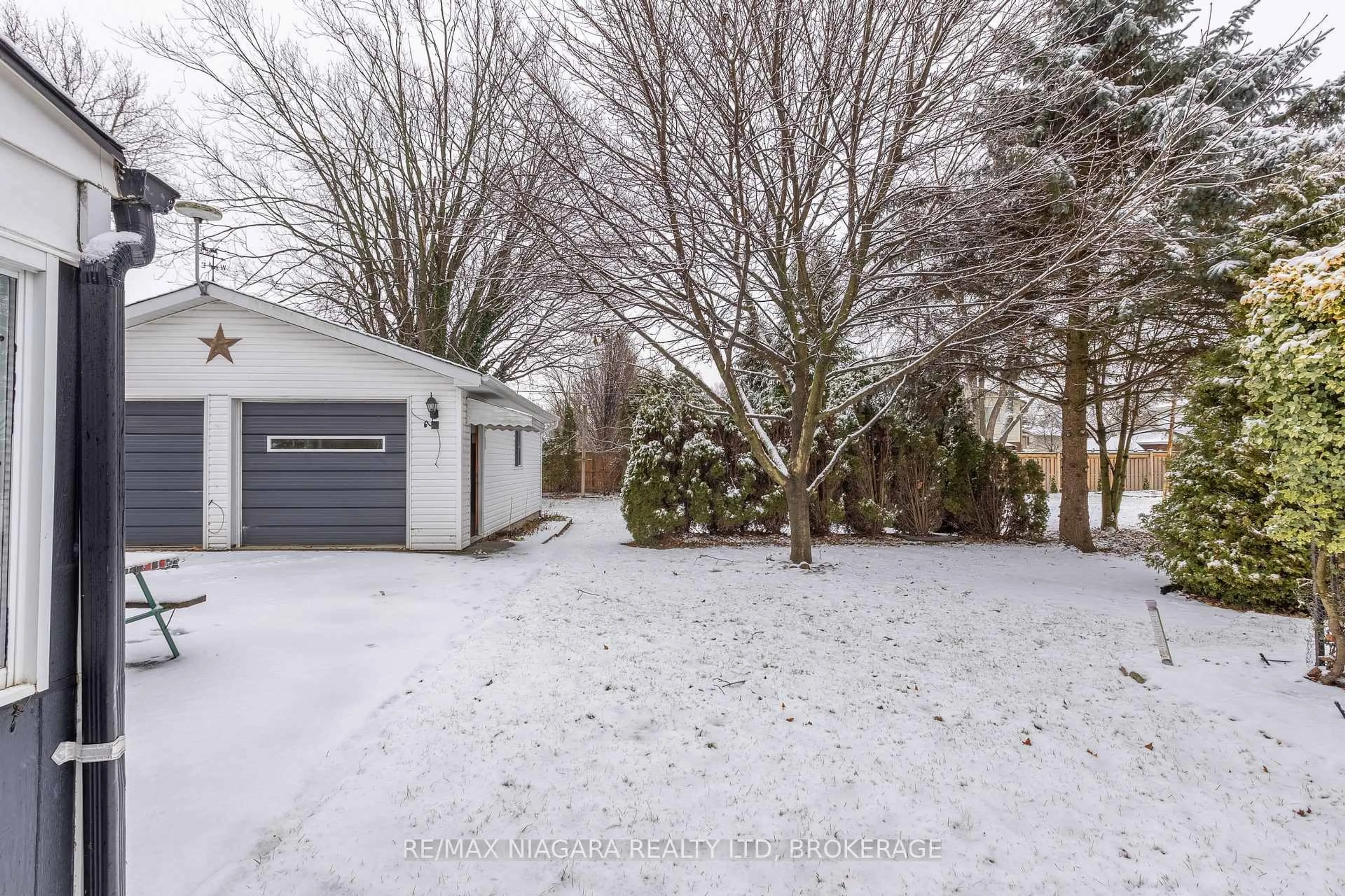 A pic from outside/outdoor area/front of a property/back of a property/a pic from drone, street for 57 Lindel Cres, Welland Ontario L3C 3S2