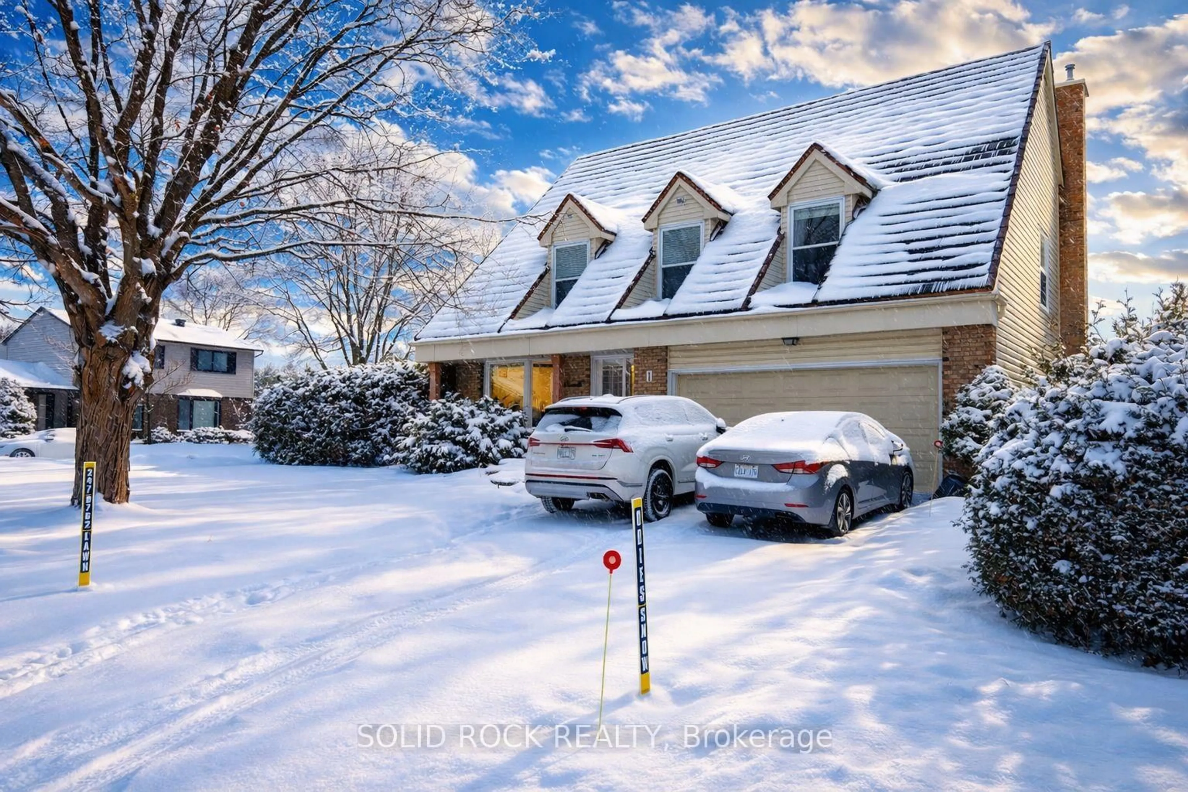A pic from outside/outdoor area/front of a property/back of a property/a pic from drone, street for 1 Bennett St, Ottawa Ontario K1V 9L1
