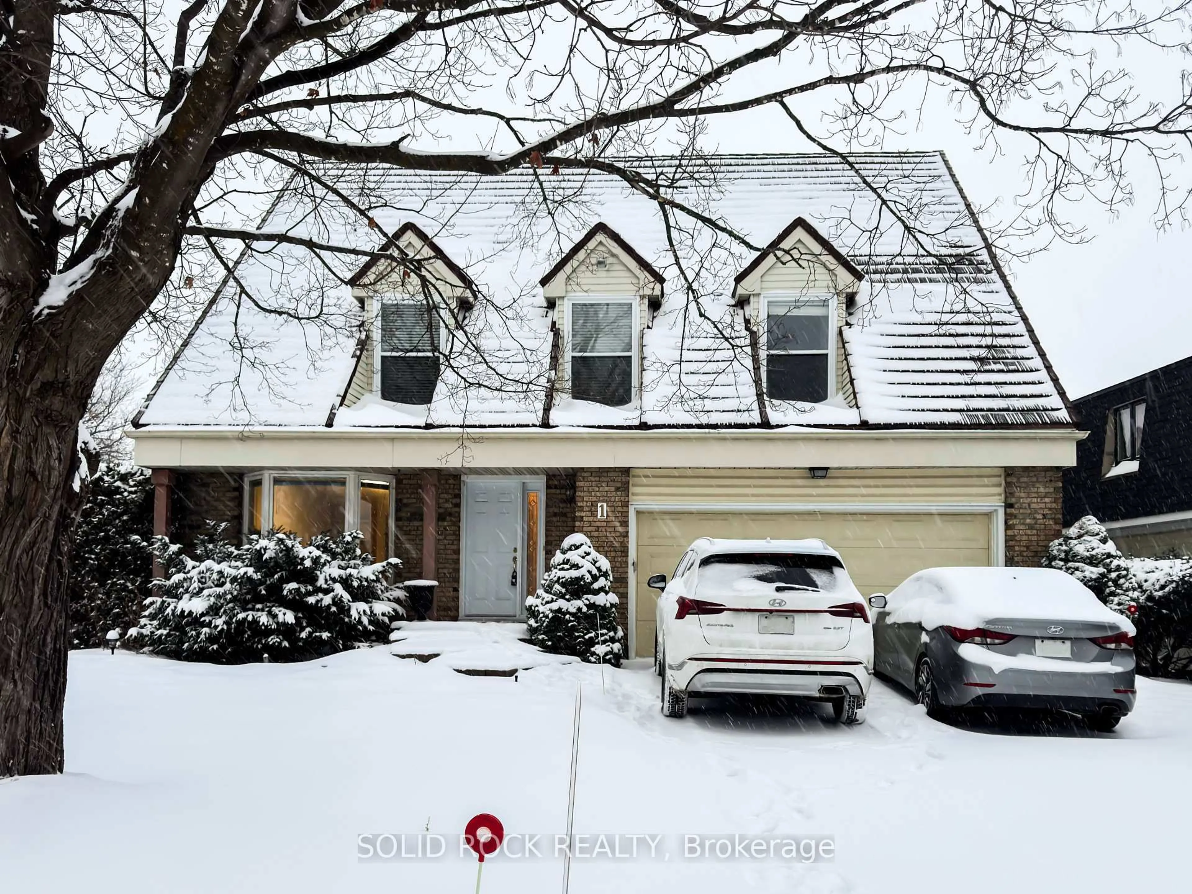 A pic from outside/outdoor area/front of a property/back of a property/a pic from drone, street for 1 Bennett St, Ottawa Ontario K1V 9L1
