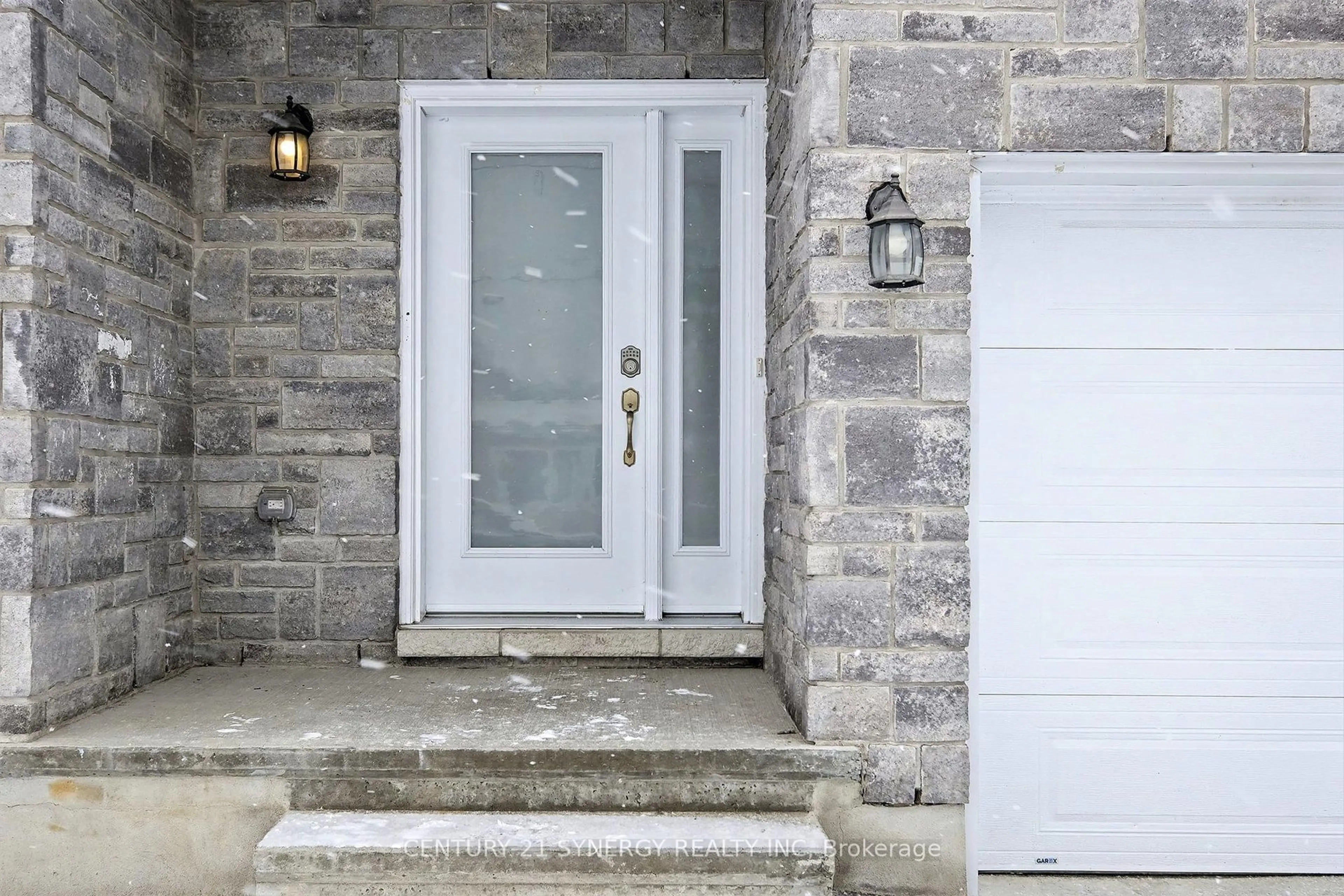 Indoor entryway for 14B George St, North Stormont Ontario K0A 1R0