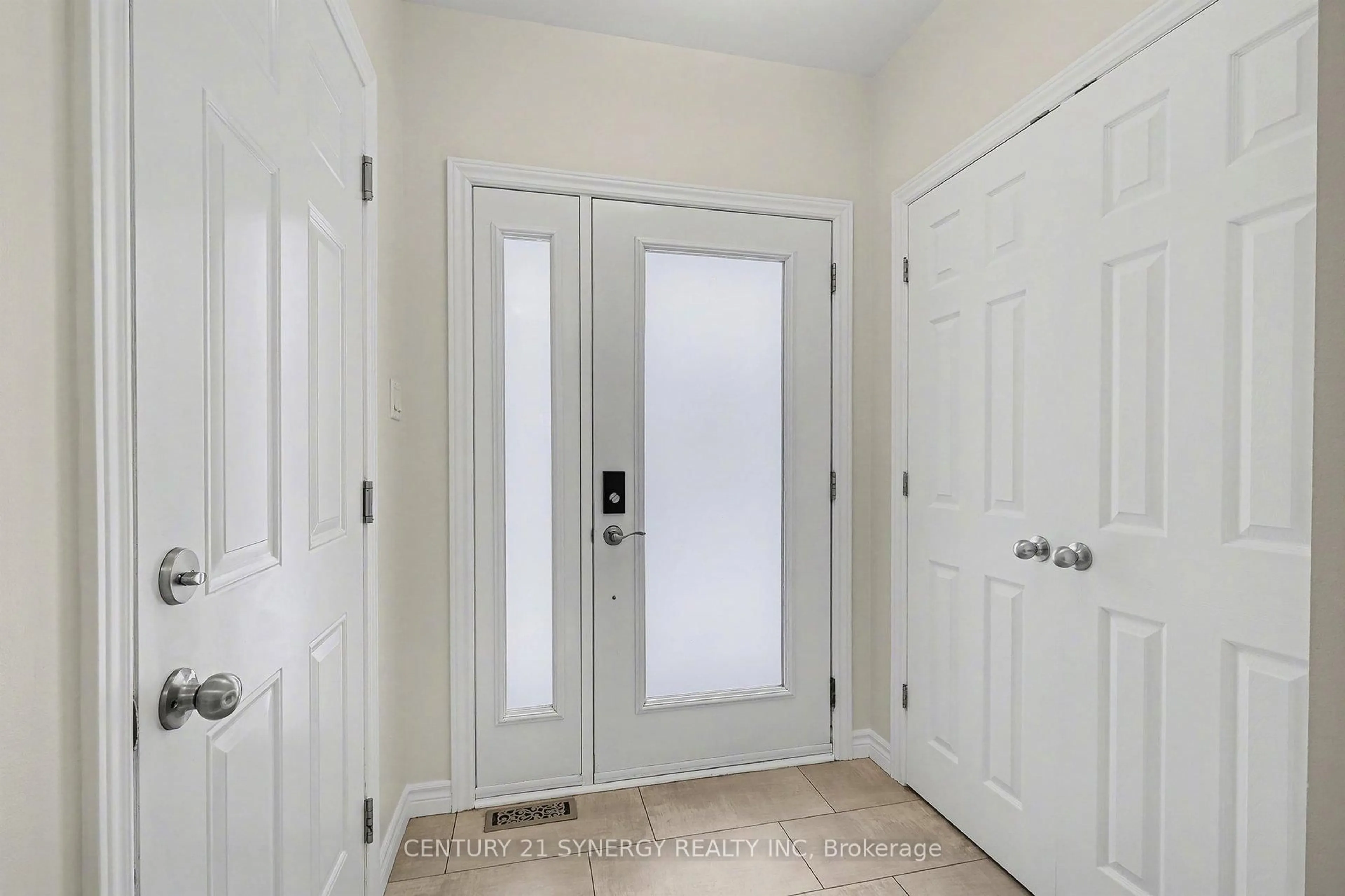 Indoor entryway for 14B George St, North Stormont Ontario K0A 1R0