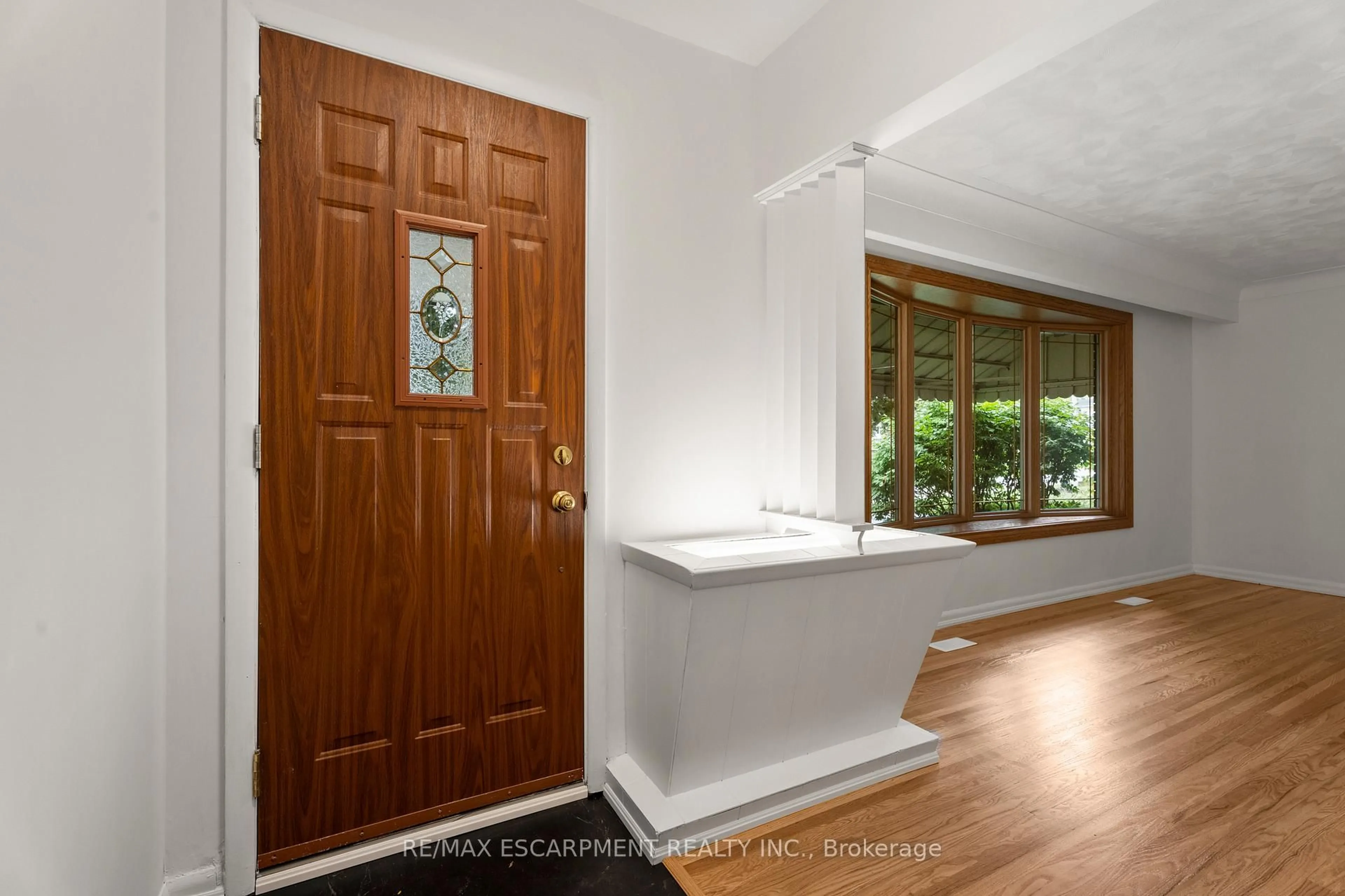 Indoor entryway for 98 Laurier Ave, Hamilton Ontario L9C 3S4