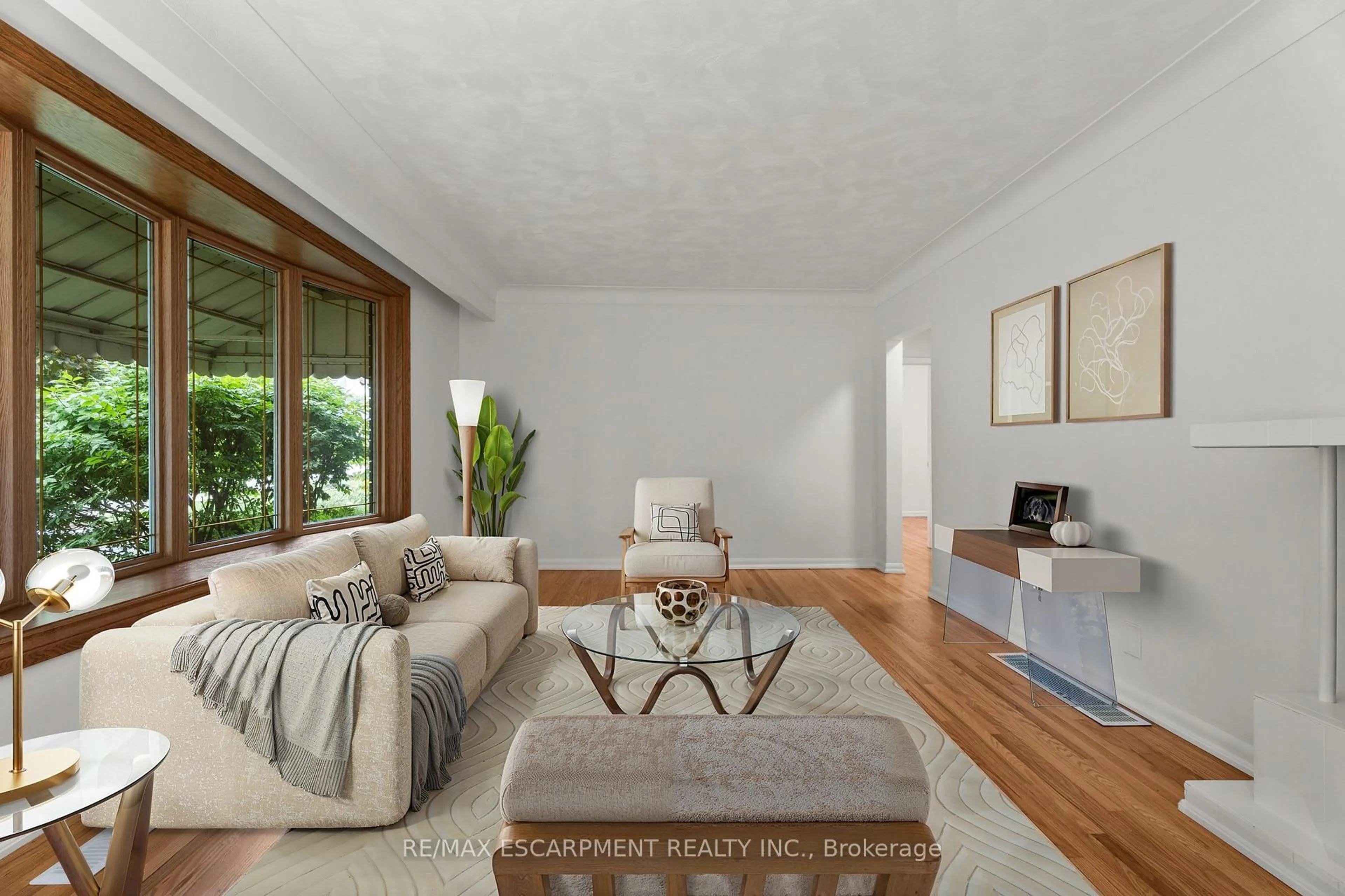 Living room with furniture, unknown for 98 Laurier Ave, Hamilton Ontario L9C 3S4