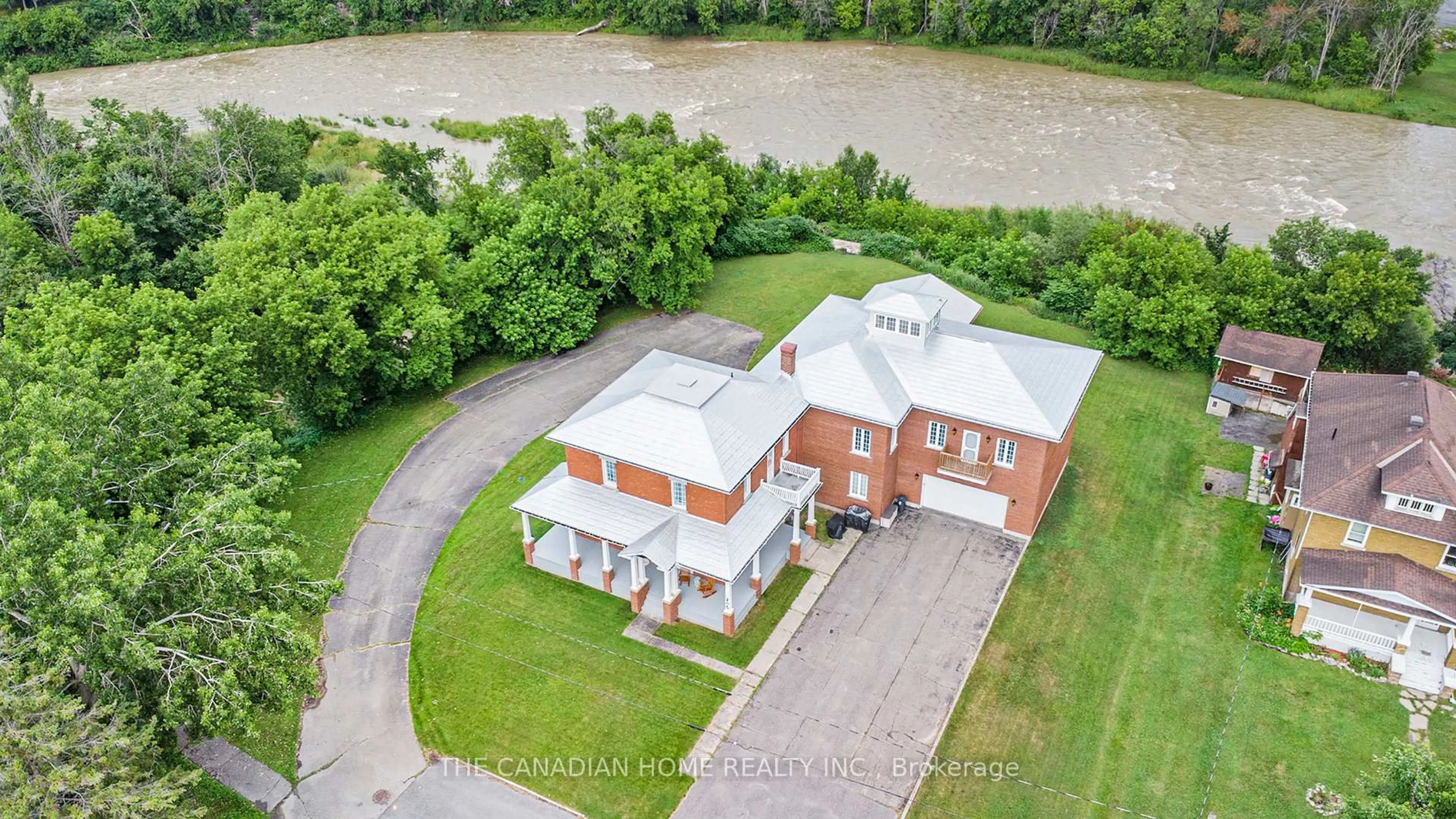 A pic from outside/outdoor area/front of a property/back of a property/a pic from drone, building for 205 Water St, Alfred and Plantagenet Ontario K0B 1L0