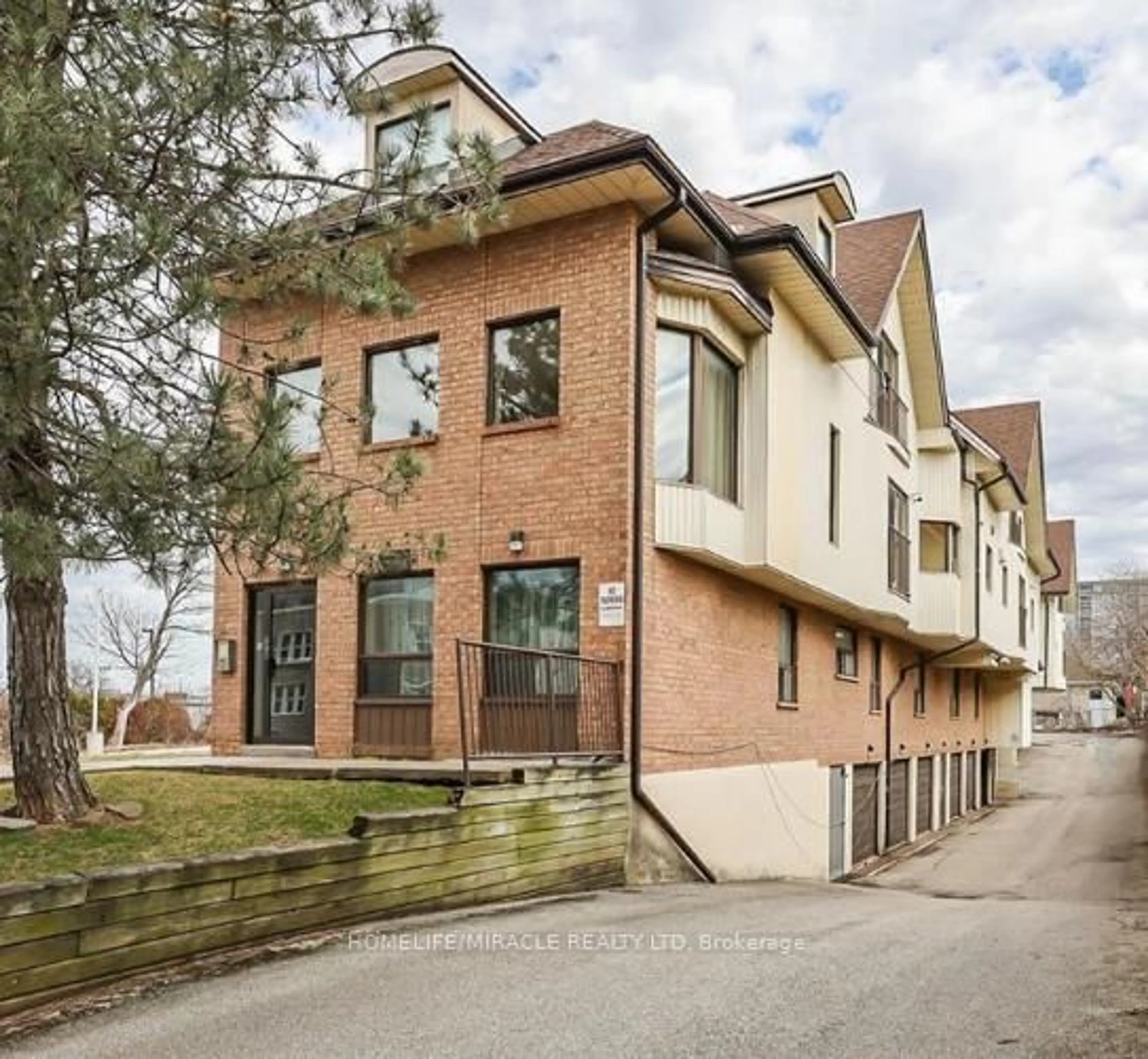 Home with brick exterior material, street for 4872 Valley Way #201, Niagara Falls Ontario L2E 1W3