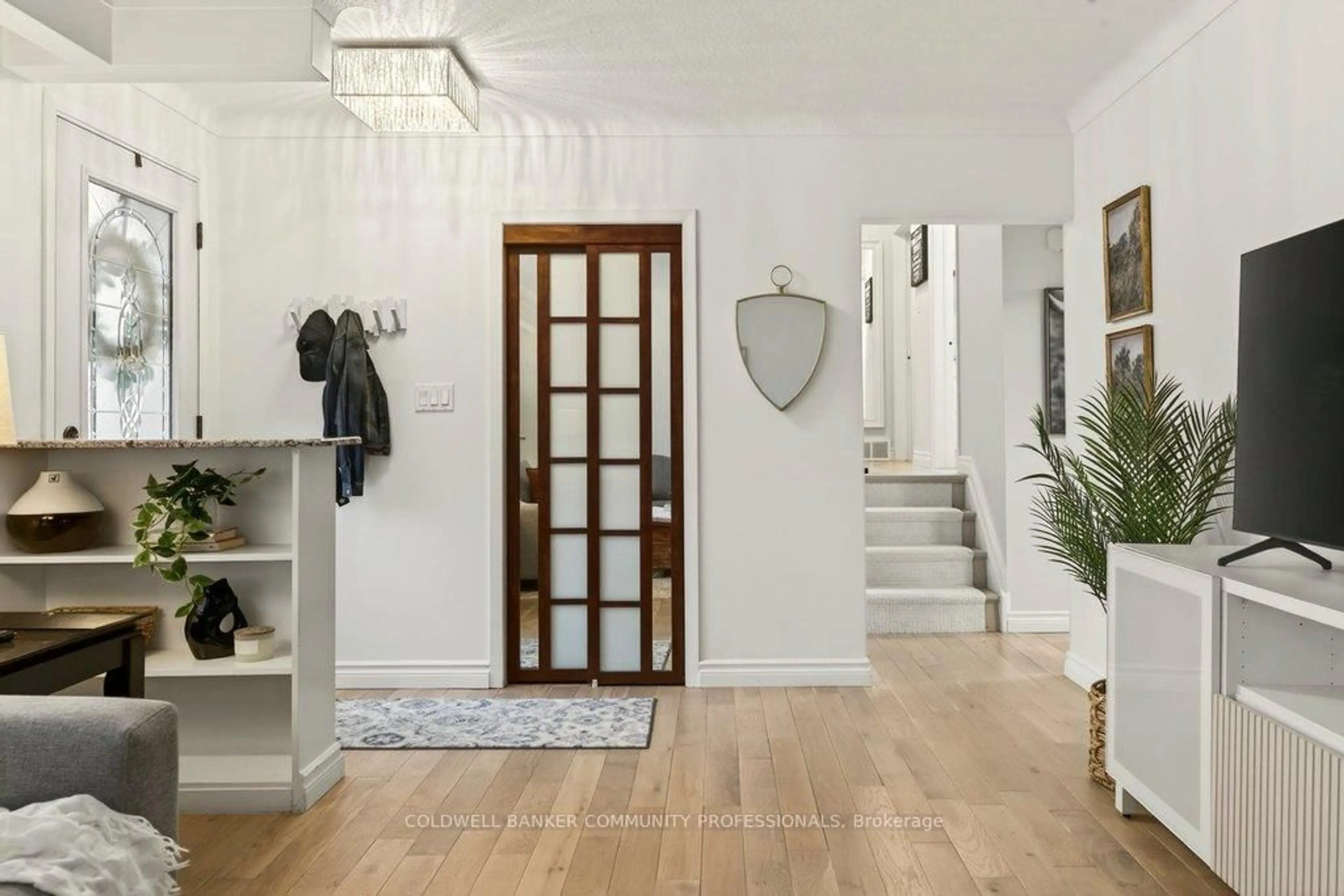 Indoor entryway for 16 Old Oxford Rd, St. Catharines Ontario L2M 2J9