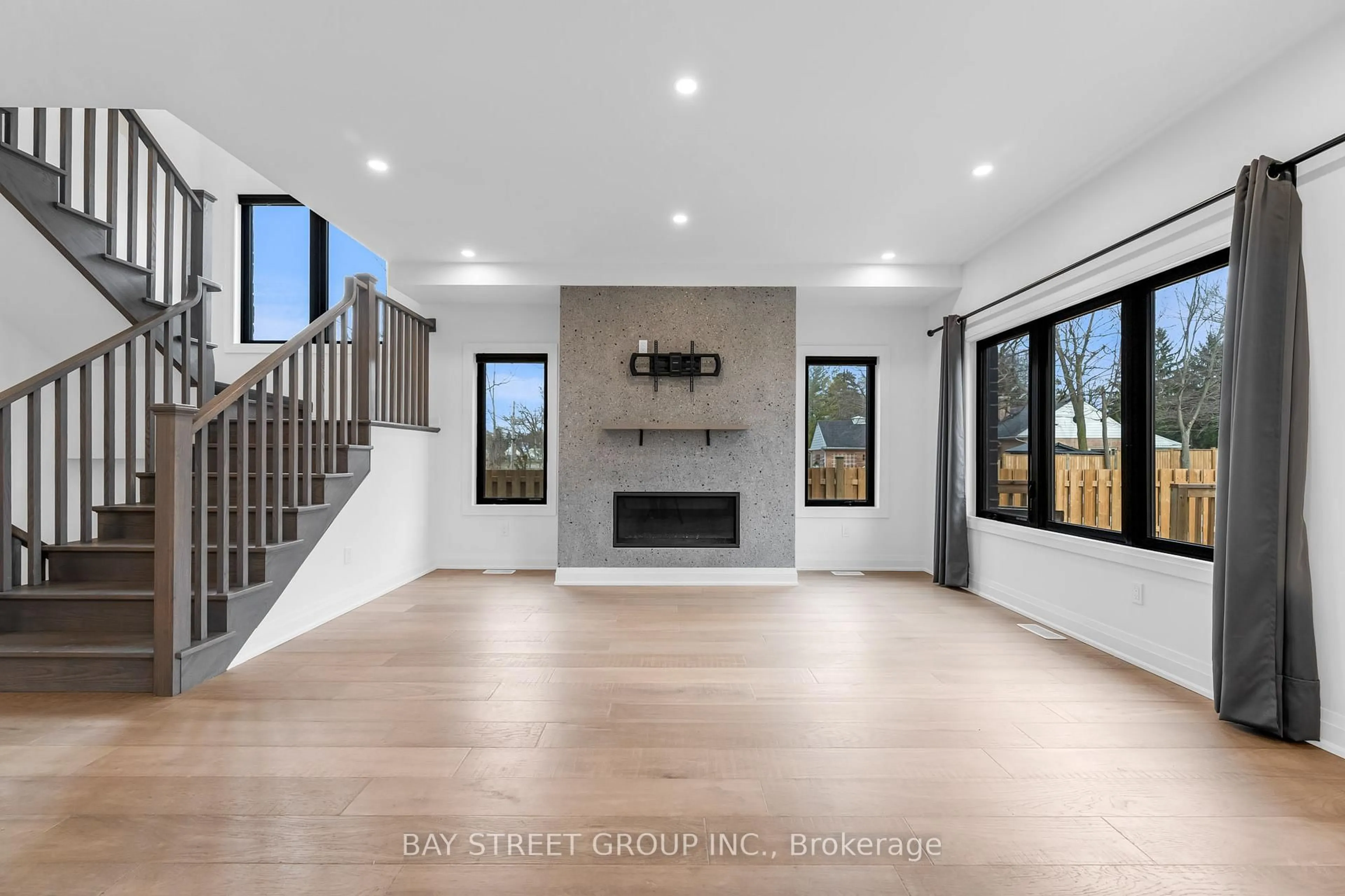 Unknown for 402 Aqueduct St, Welland Ontario L3C 1E1