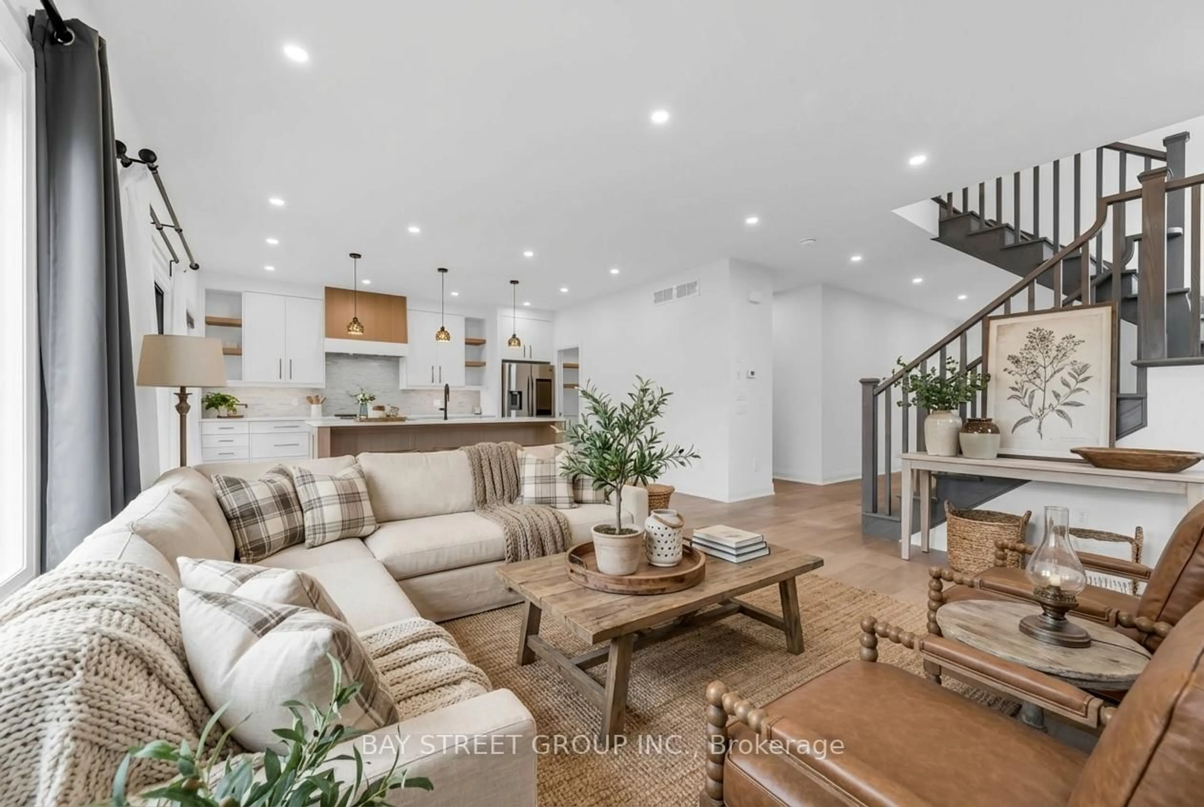 Living room with furniture, unknown for 402 Aqueduct St, Welland Ontario L3C 1E1