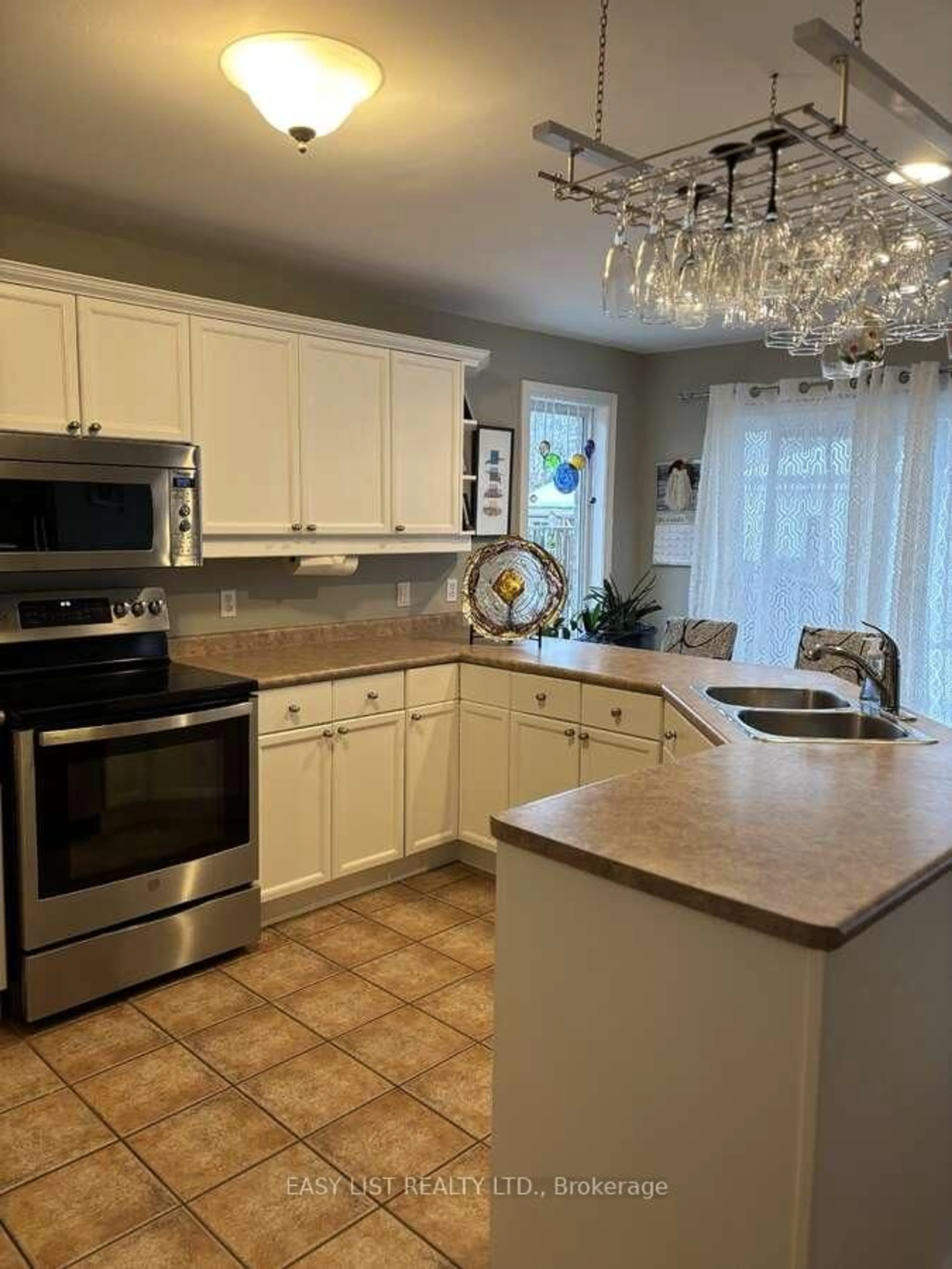 Open concept kitchen, ceramic/tile floor for 1758 Devos Dr, London North Ontario N5X 4H9