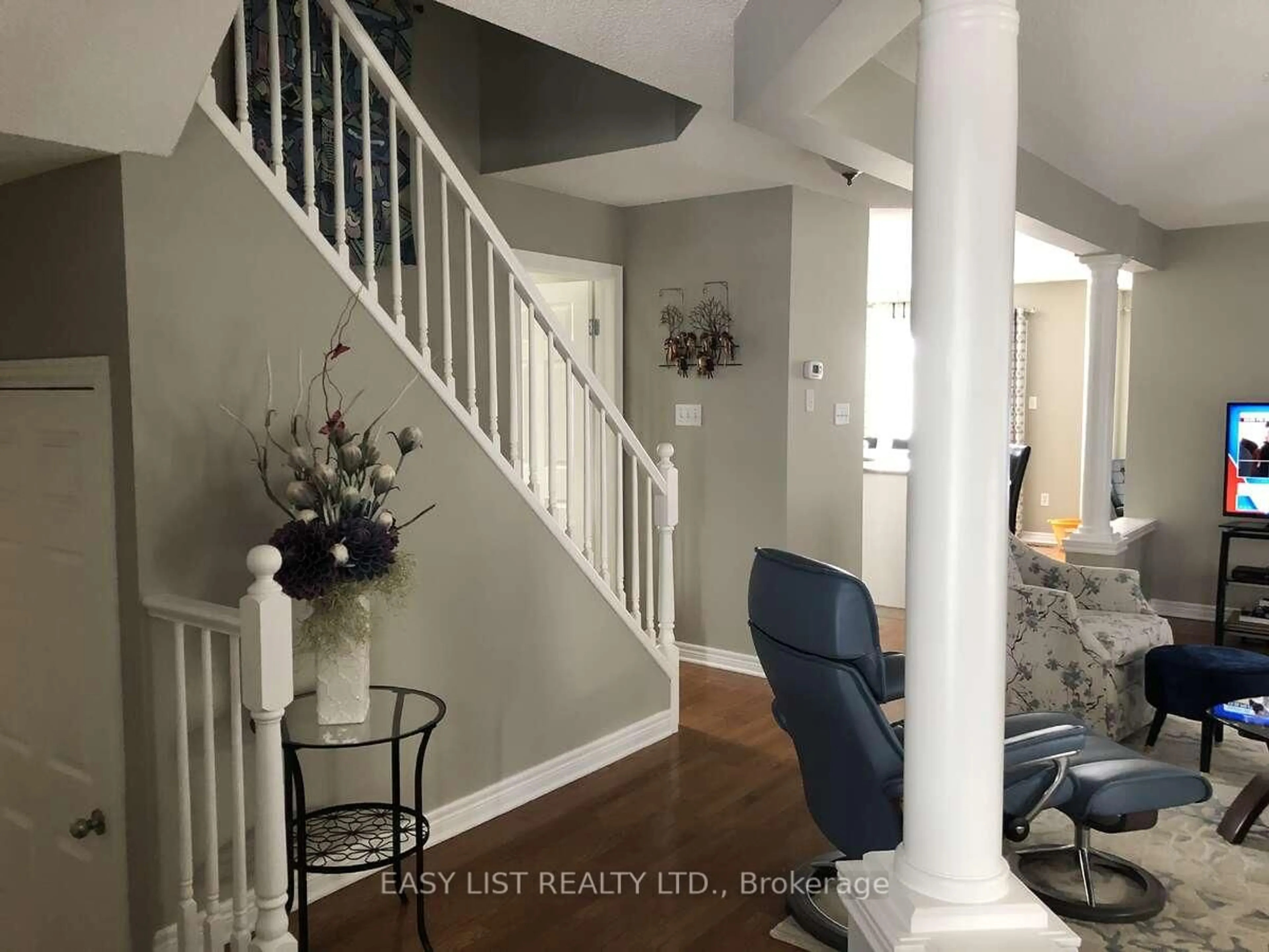 Indoor entryway for 1758 Devos Dr, London North Ontario N5X 4H9