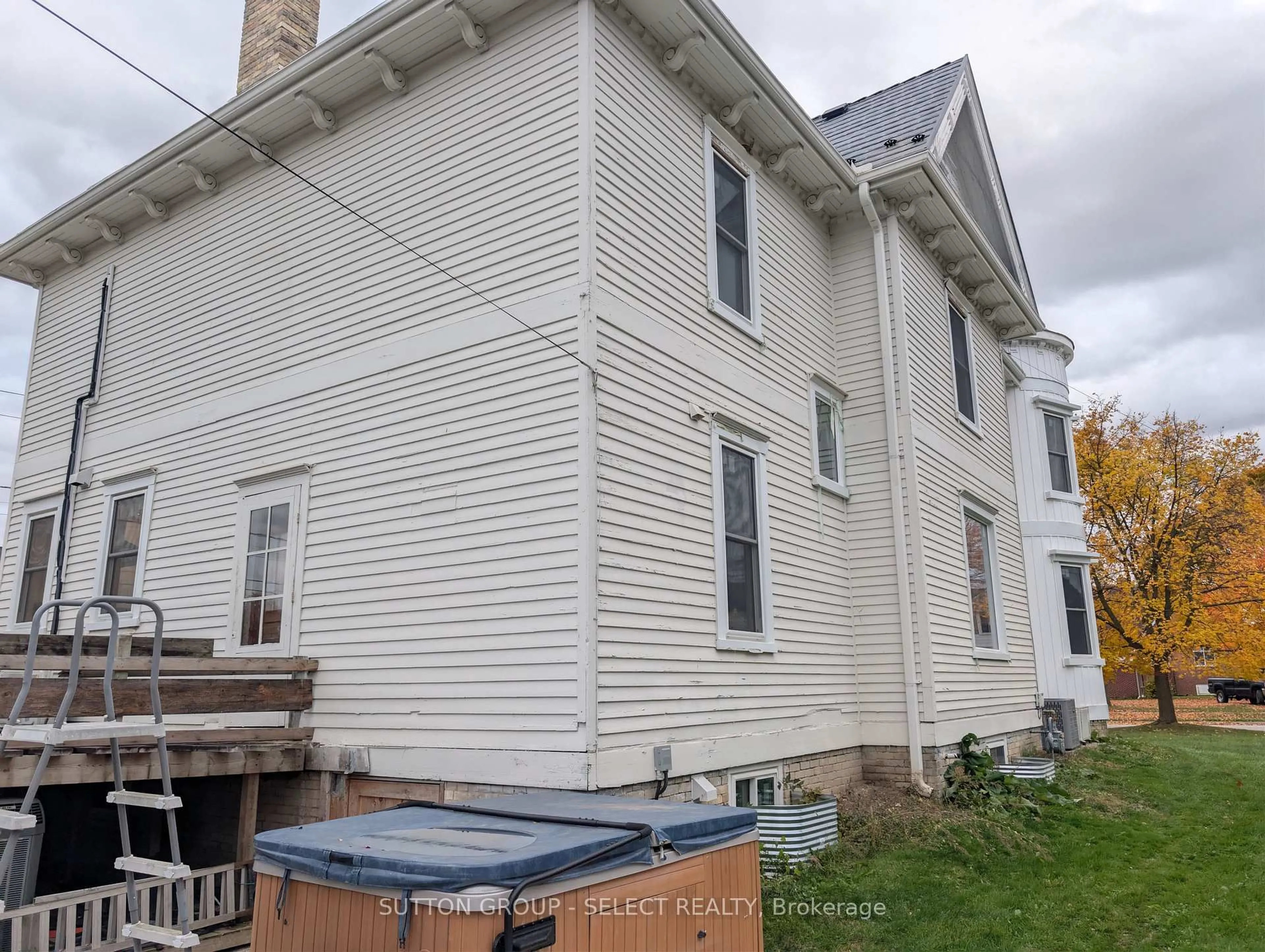 Home with vinyl exterior material, building for 555 Erie St, Warwick Ontario N0M 2S0