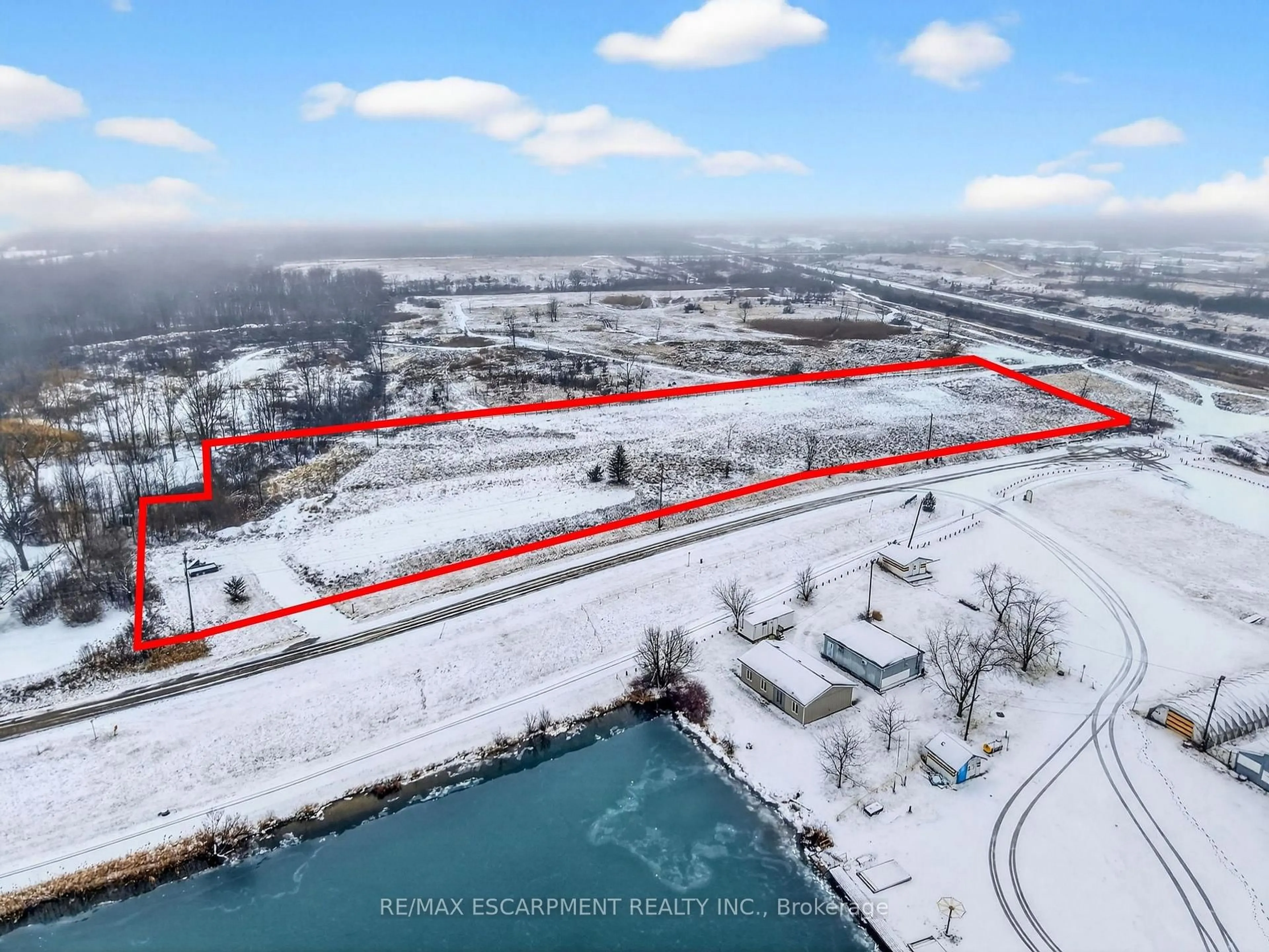 A pic from outside/outdoor area/front of a property/back of a property/a pic from drone, water/lake/river/ocean view for 260 Colborne St, Welland Ontario L3B 3P1
