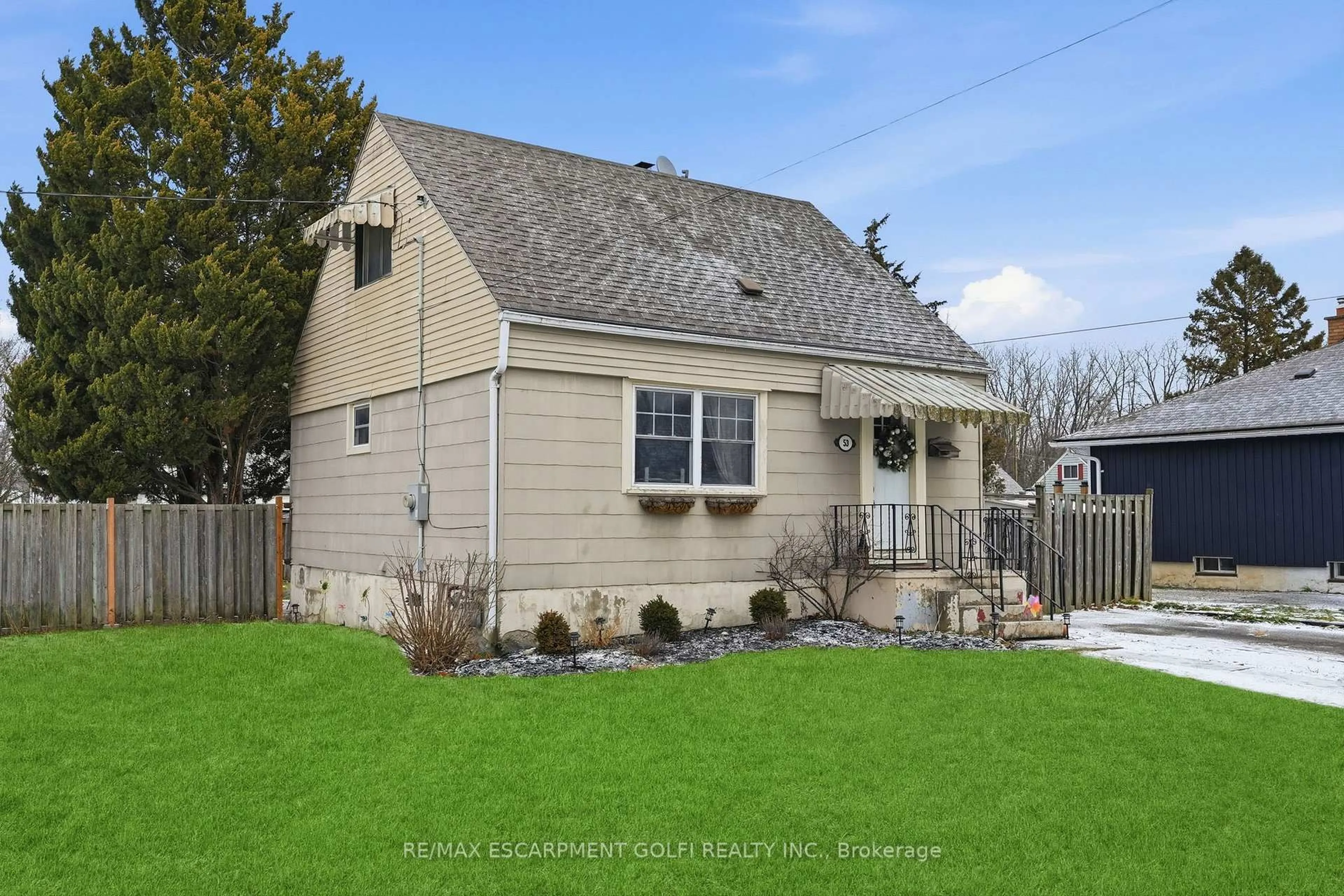 Home with vinyl exterior material, street for 53 Alexander Dr, Brantford Ontario N3T 5C4