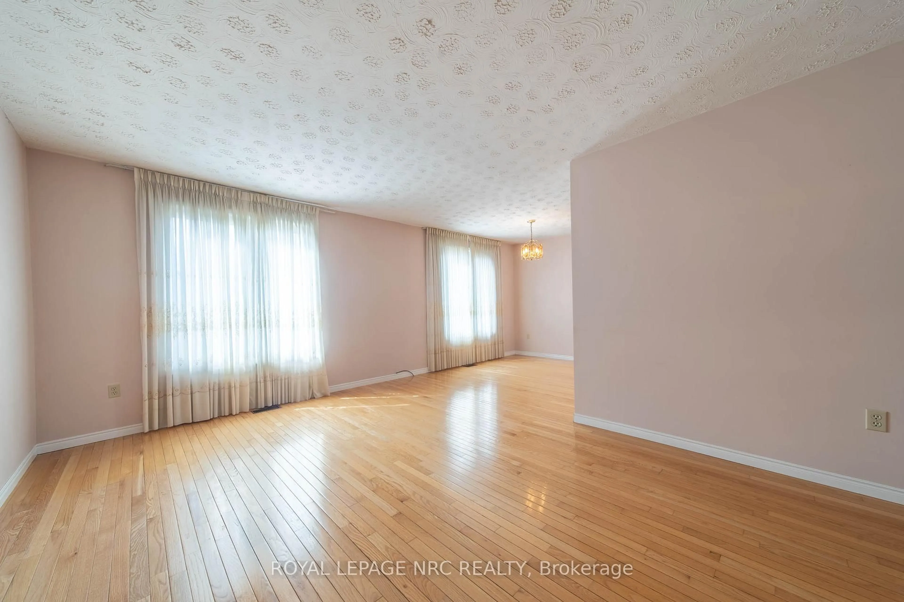 A pic of a room for 6399 Riall St, Niagara Falls Ontario L2J 1Z4