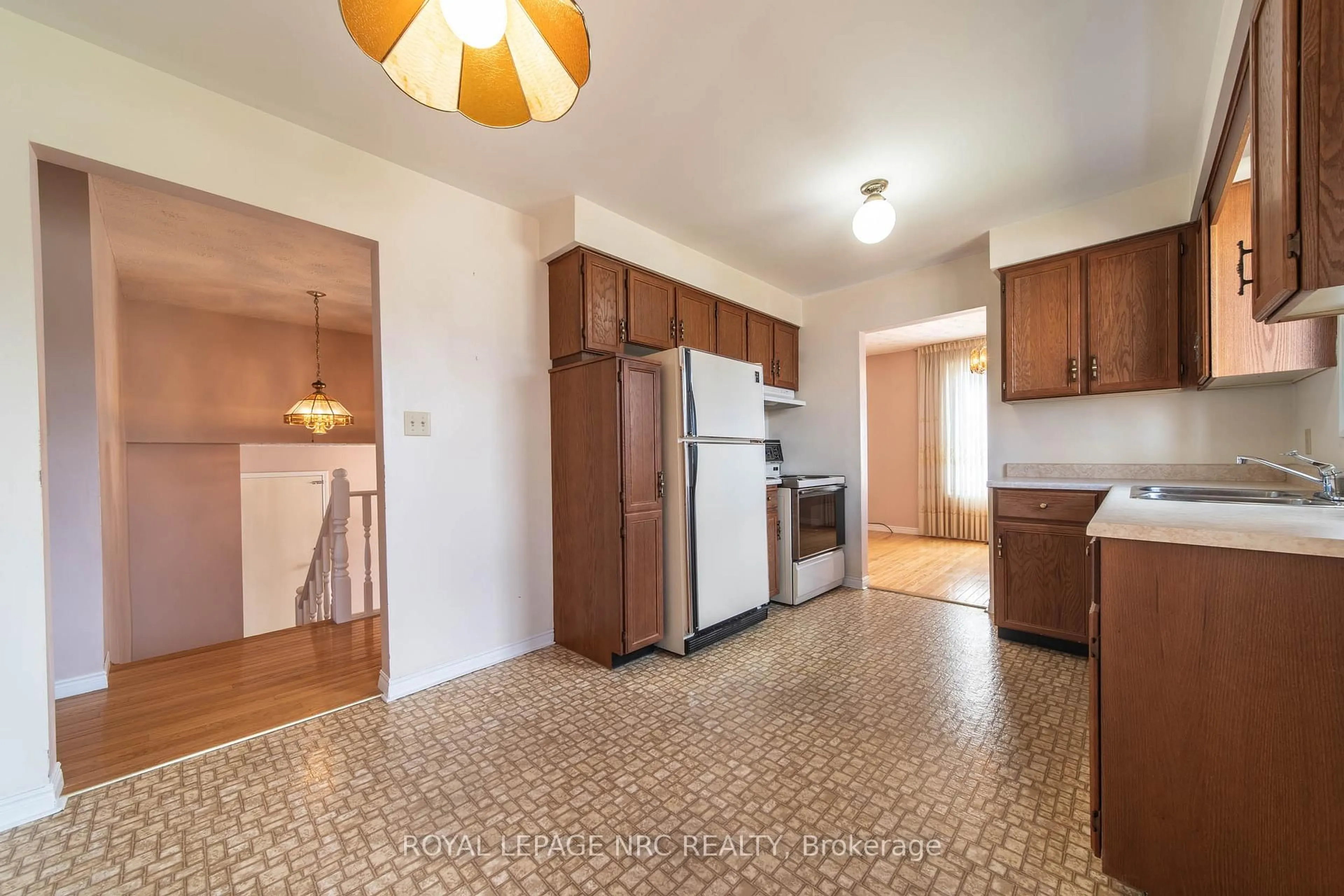 Standard kitchen, unknown for 6399 Riall St, Niagara Falls Ontario L2J 1Z4