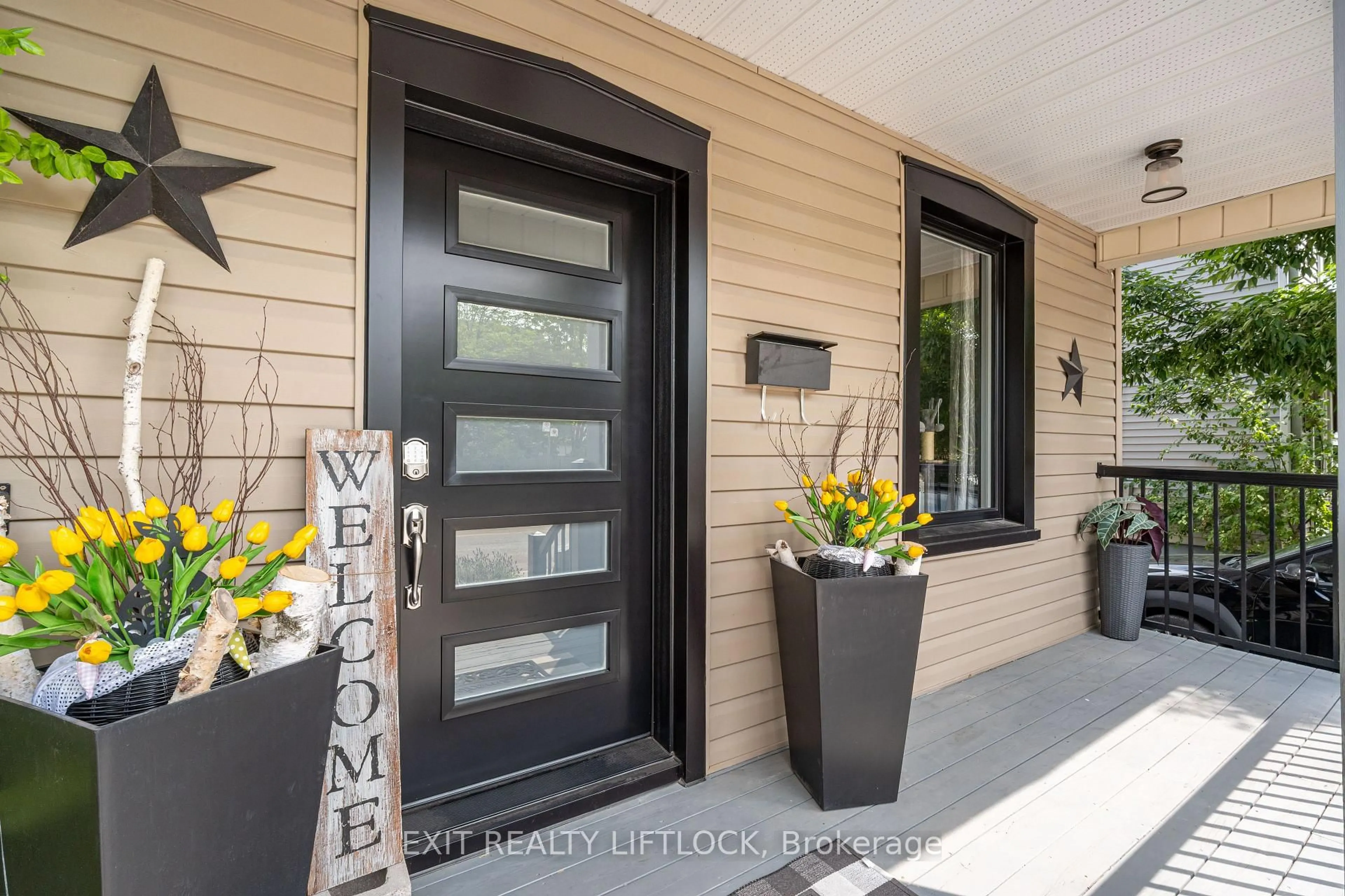 Indoor entryway for 468 Cambridge St, Peterborough Ontario K9H 4T3