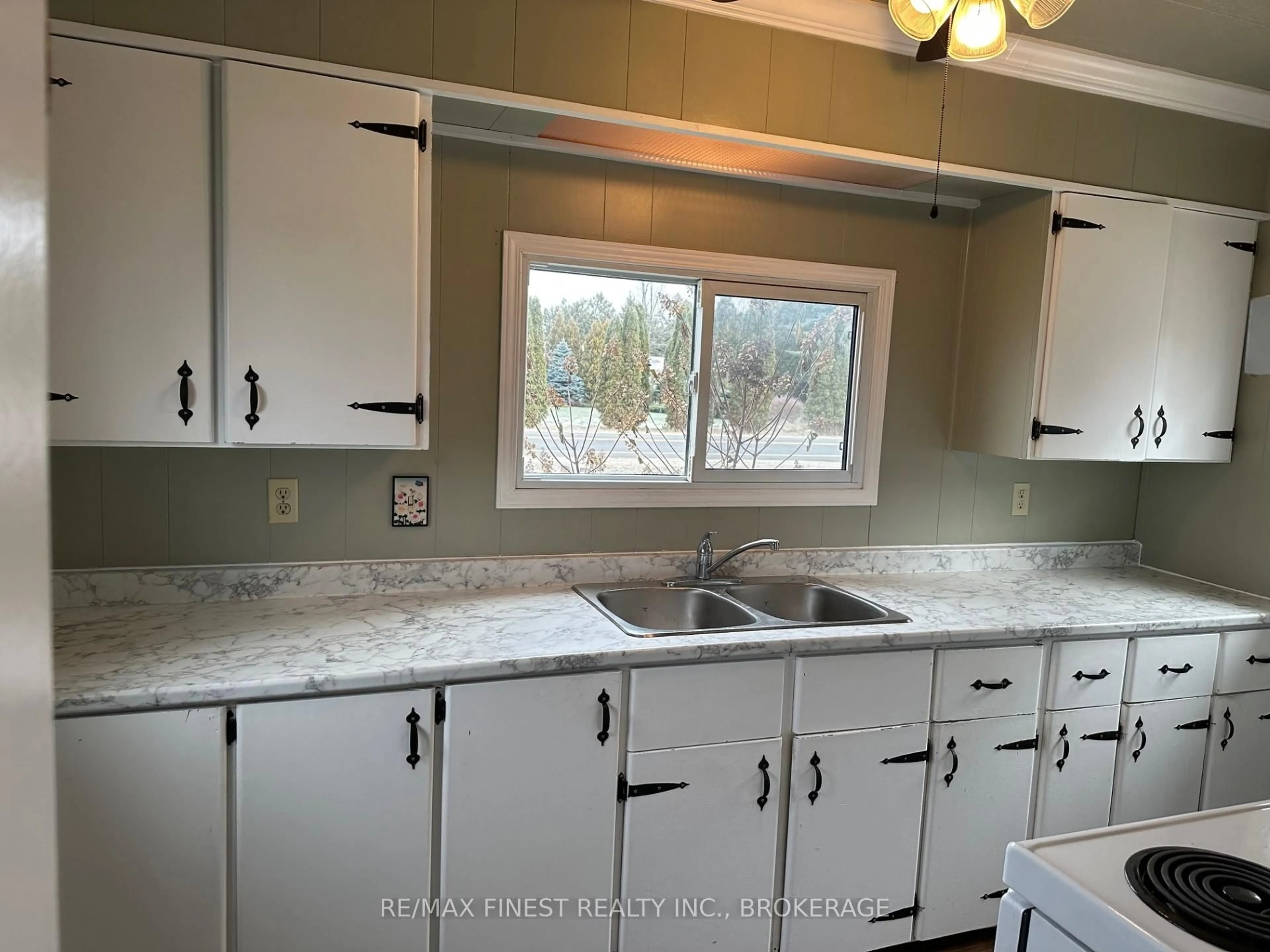 Standard kitchen, ceramic/tile floor for 4425 Front St, Verona Ontario K0H 2W0