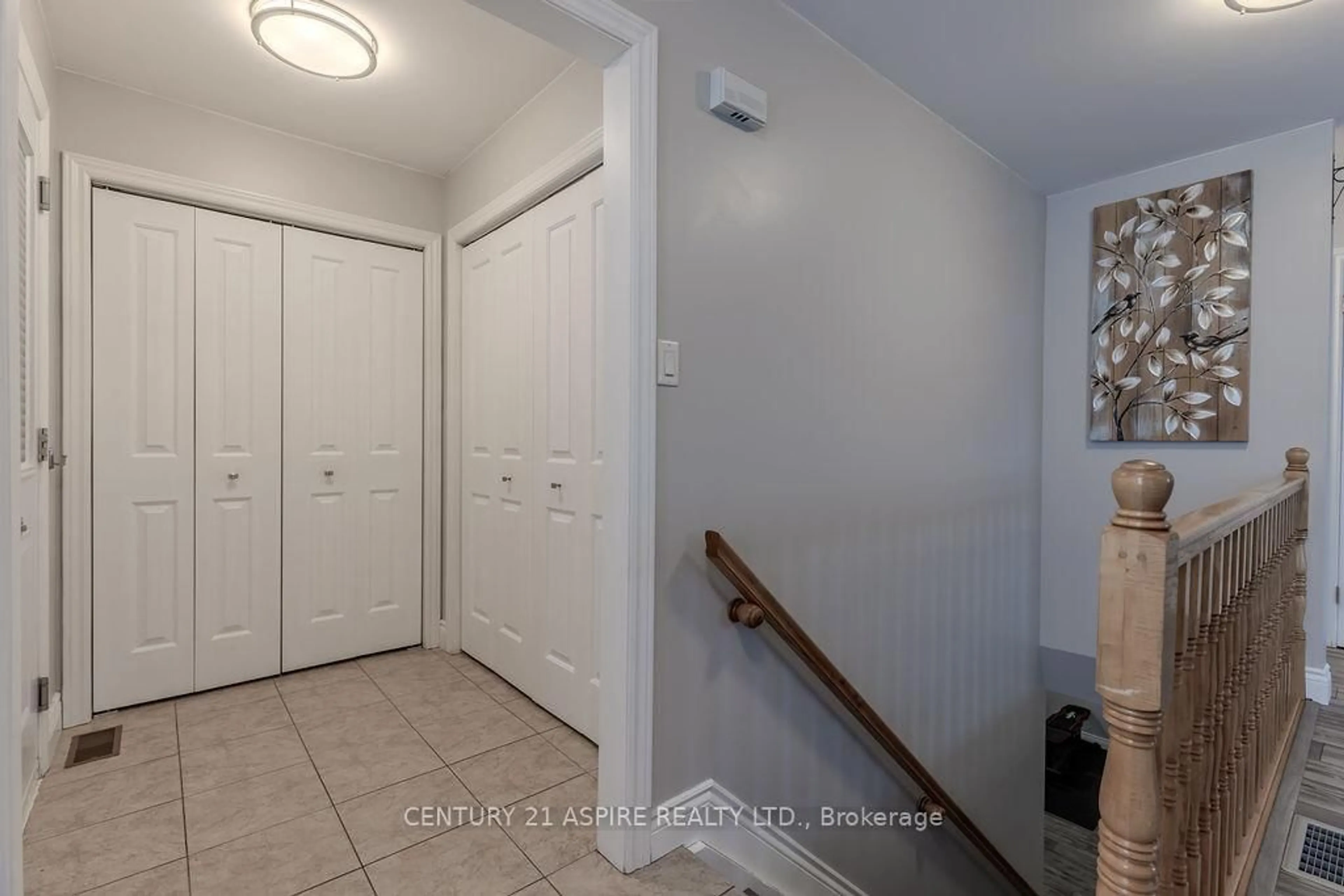 Indoor entryway for 1043 Limestone Tr, Petawawa Ontario K8H 0A5