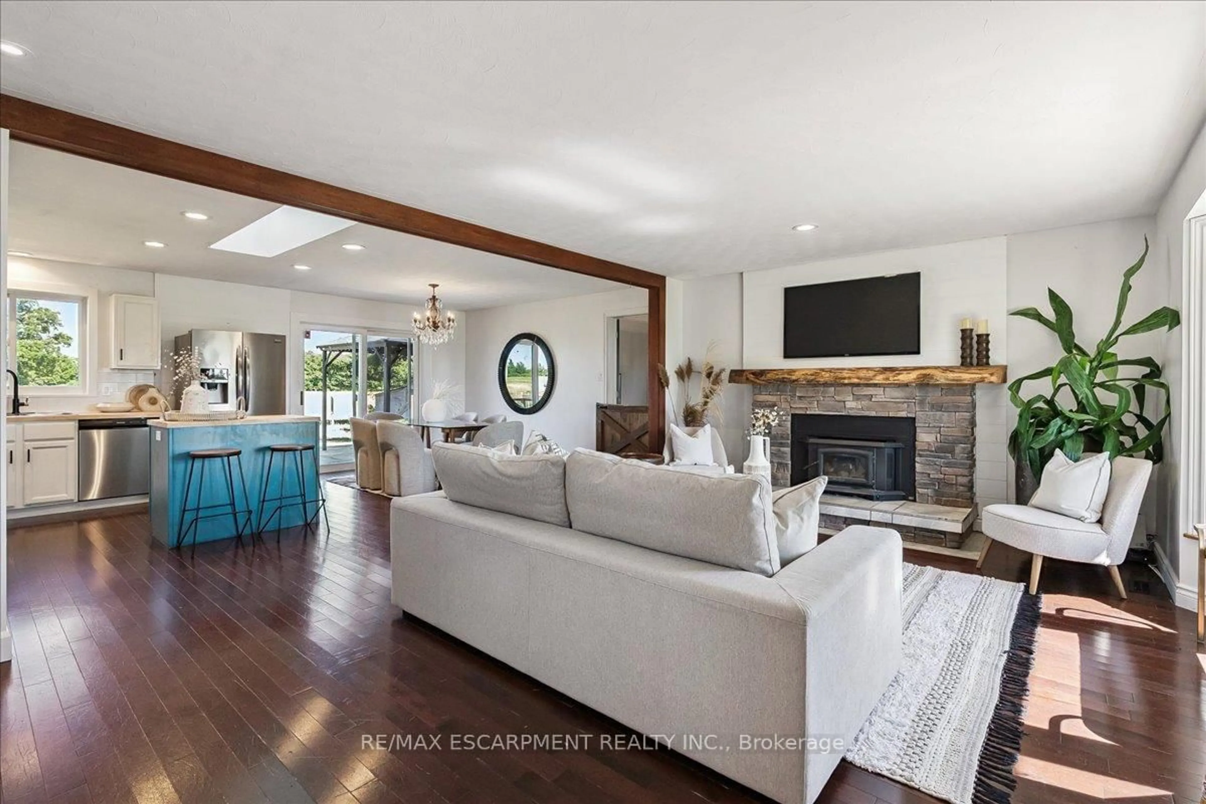 Living room with furniture, wood/laminate floor for 6550 Sinclairville Rd, Hamilton Ontario N0A 1R0