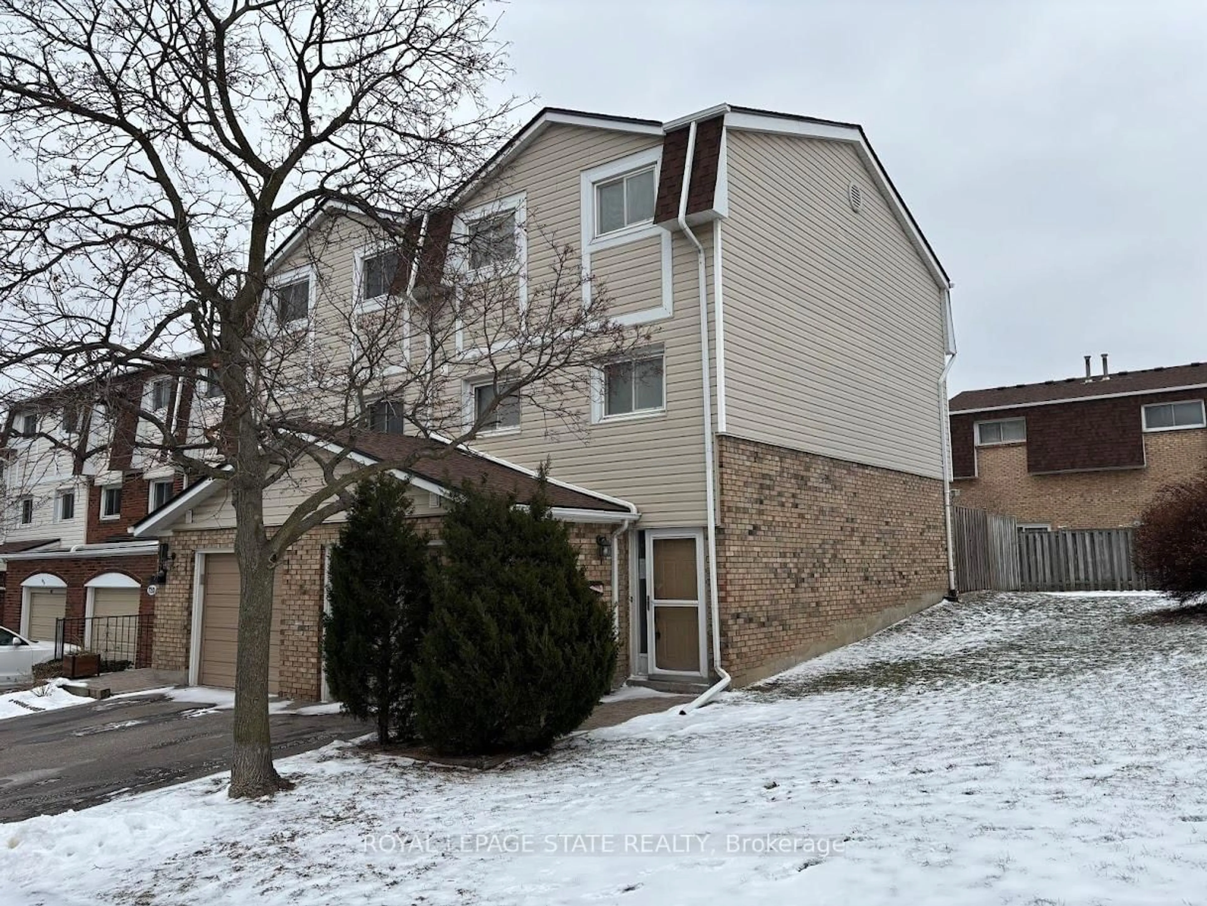 A pic from outside/outdoor area/front of a property/back of a property/a pic from drone, unknown for 11 Harrisford St #118, Hamilton Ontario L8K 6L7