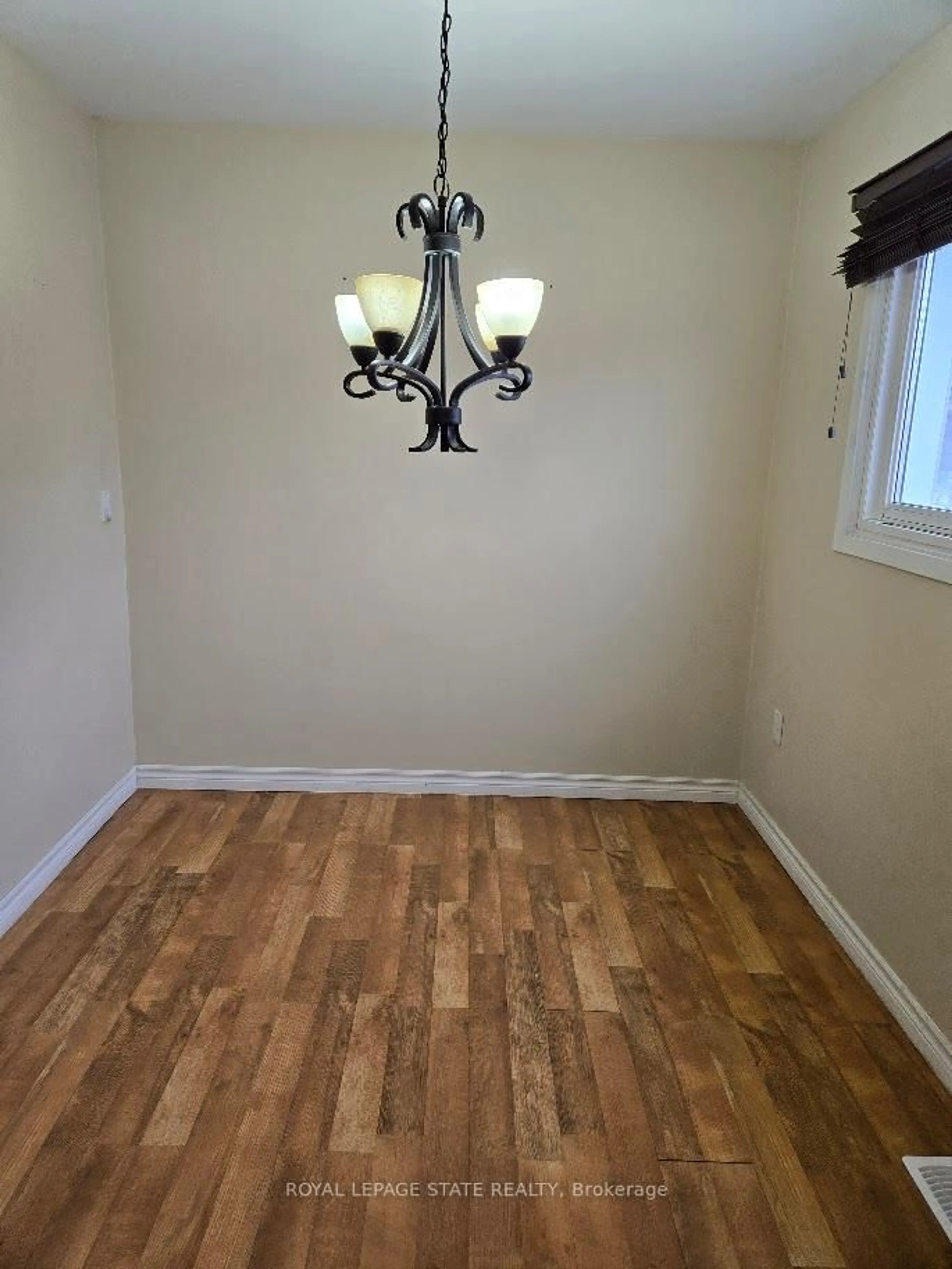 A pic of a room for 11 Harrisford St #118, Hamilton Ontario L8K 6L7