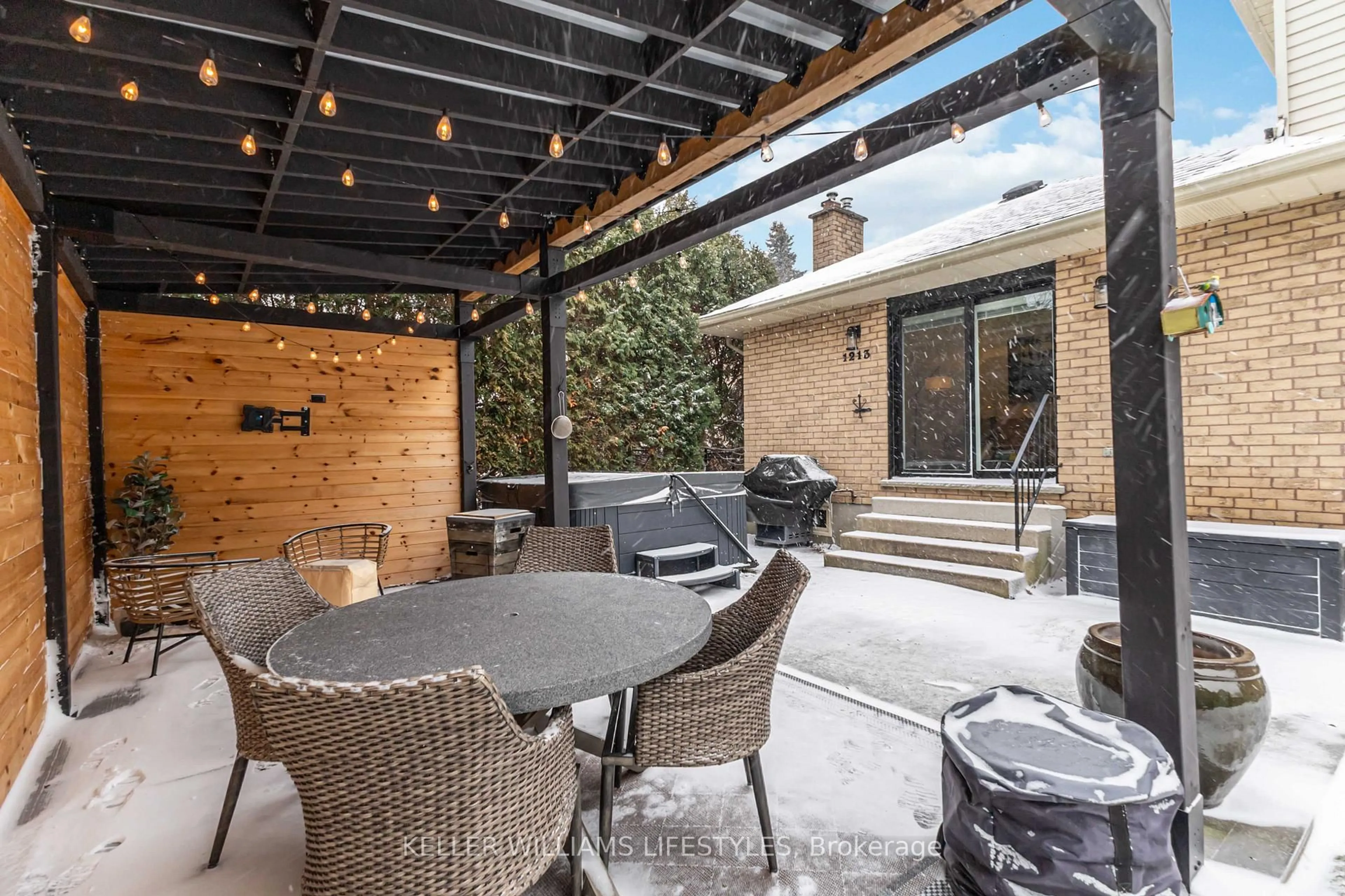 Patio, street for 1213 Wayne Crt, London South Ontario N6K 3Z6