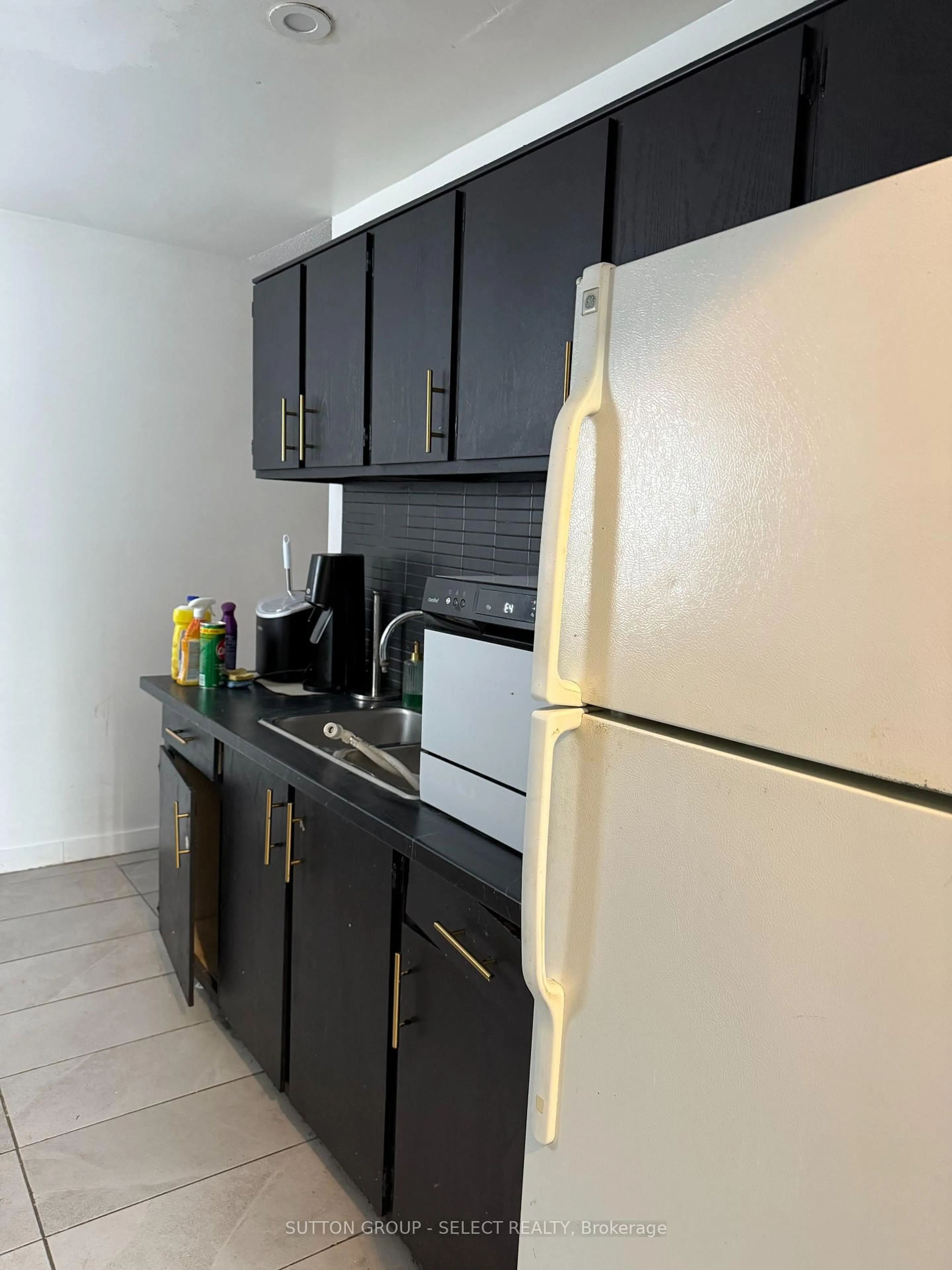 Standard kitchen, unknown for 70 FIDDLERS GREEN Rd #74, London North Ontario N6H 4R4