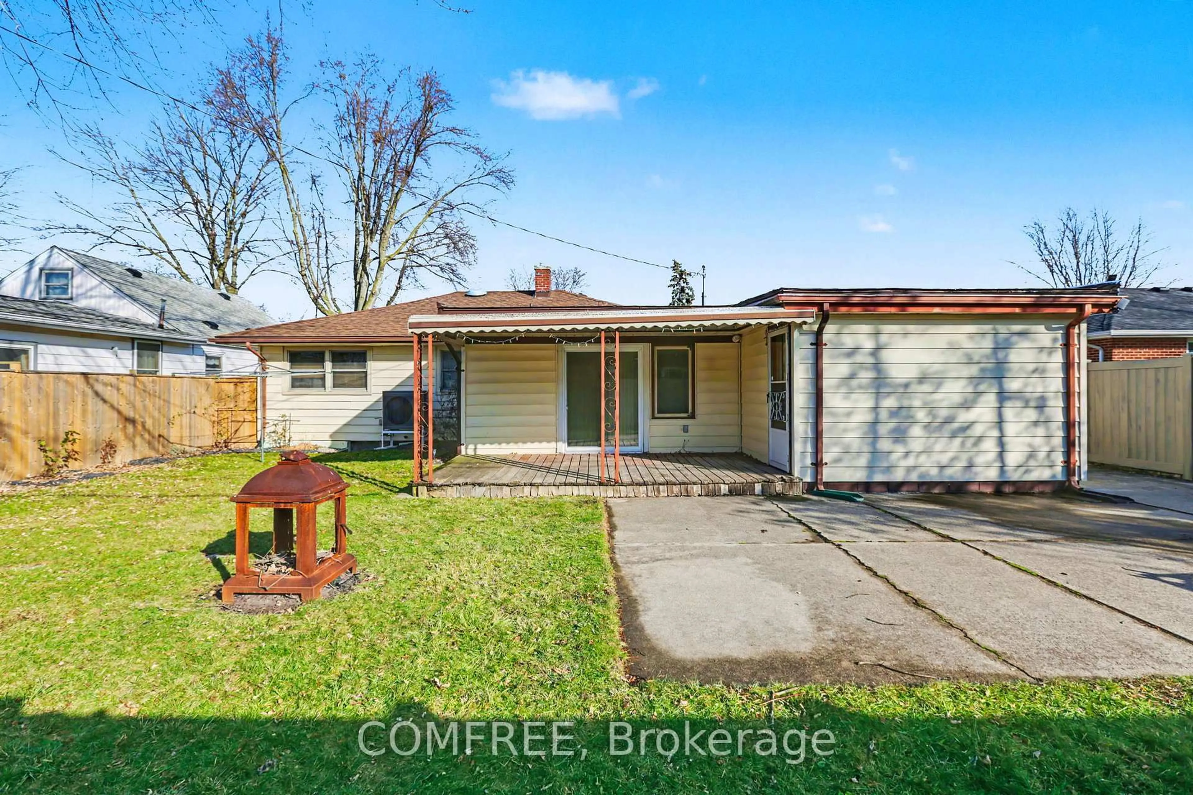 A pic from outside/outdoor area/front of a property/back of a property/a pic from drone, street for 56 Stanley St, Essex Ontario N8M 2V4