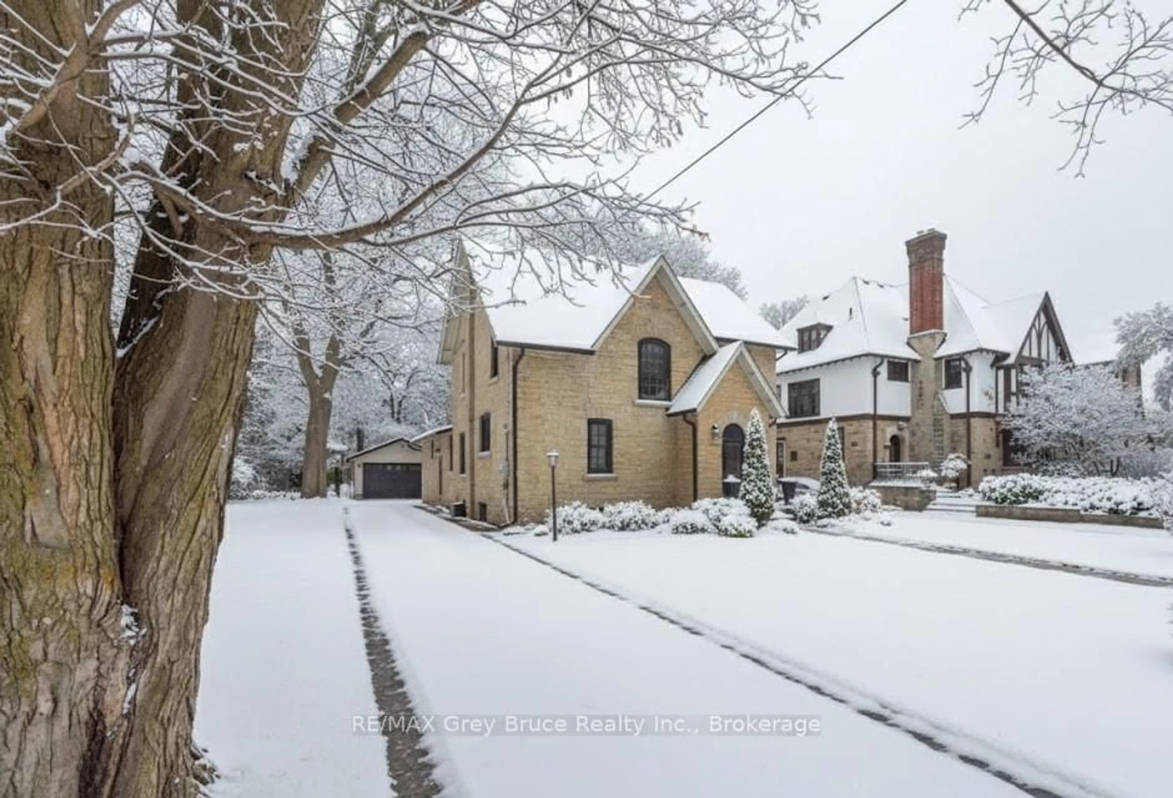 A pic from outside/outdoor area/front of a property/back of a property/a pic from drone, street for 1075 4th Ave, Owen Sound Ontario N4K 4W1