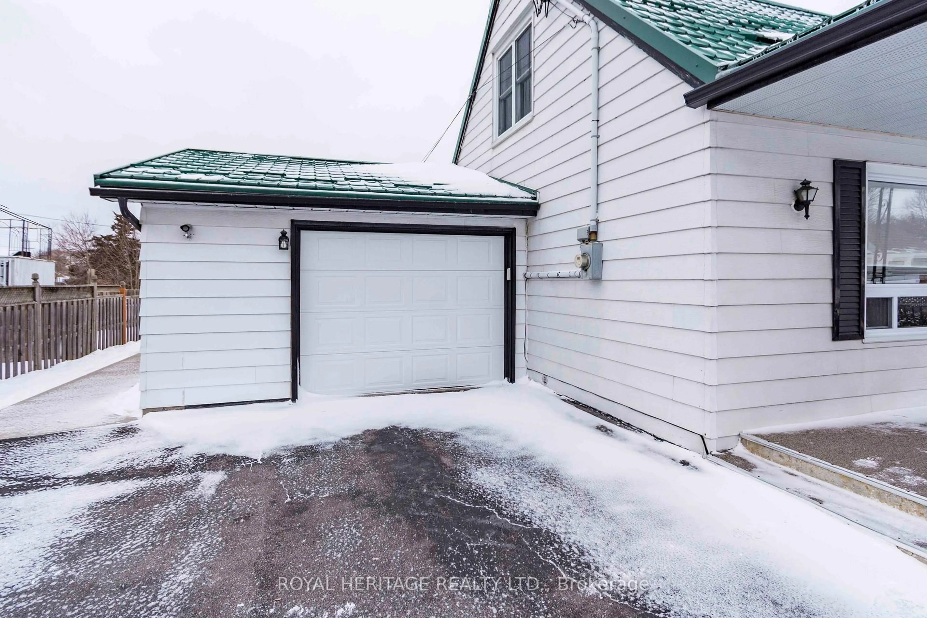 Indoor garage for 6 Kerr Cres, Quinte West Ontario K8V 2W3