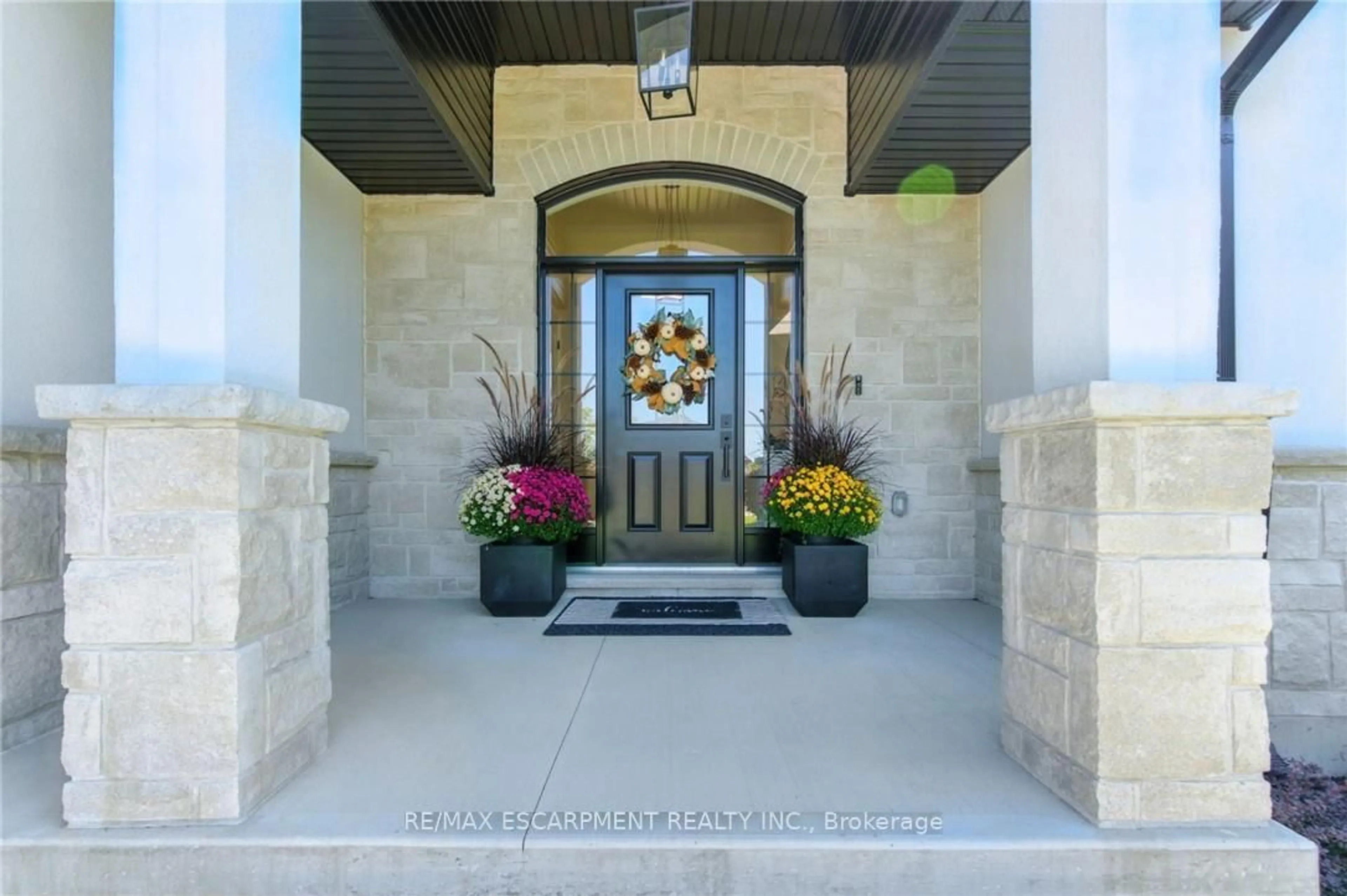 Indoor entryway for 270 Charles St, Norfolk Ontario N0E 1Y0