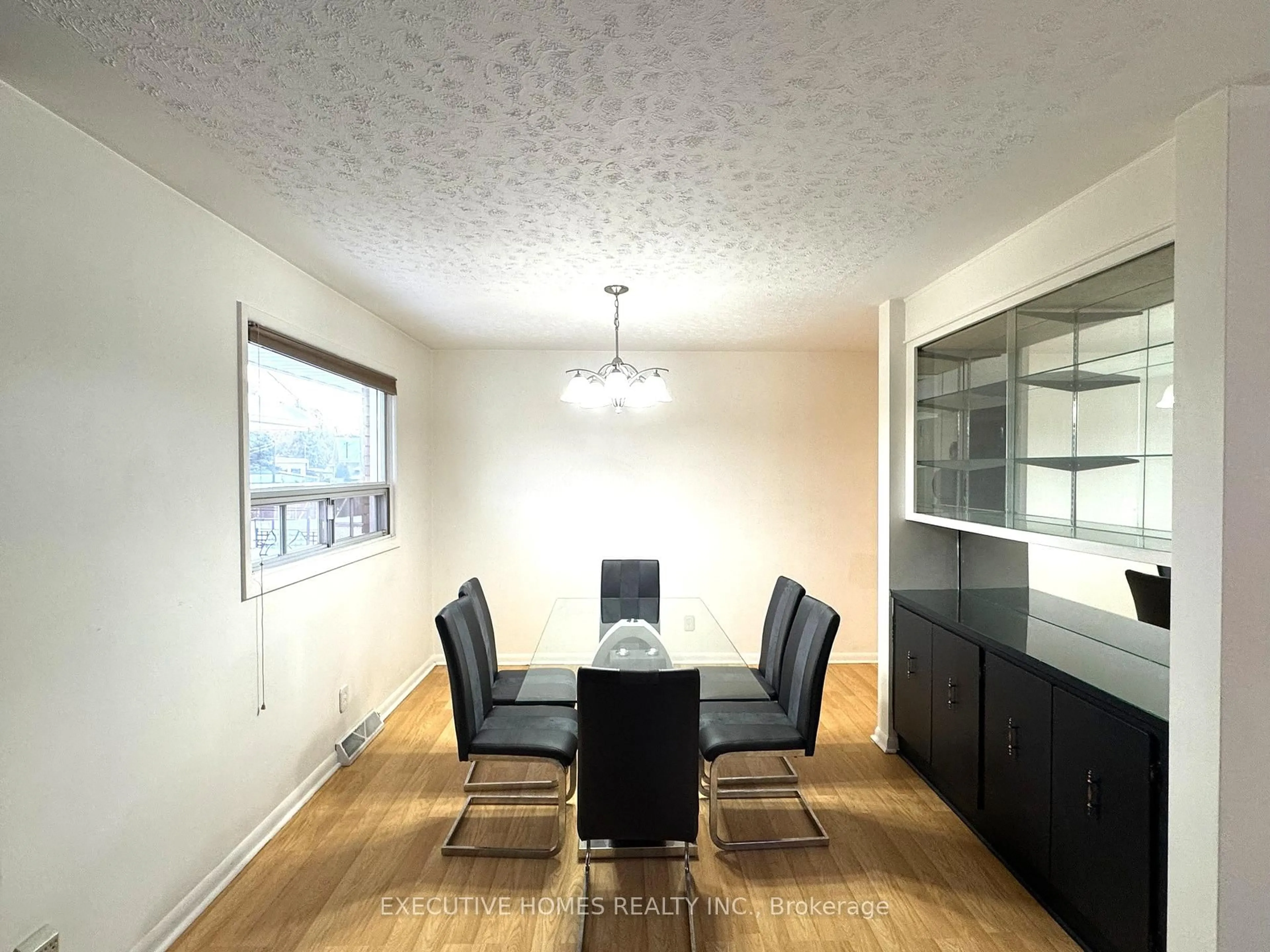 Dining room, wood/laminate floor for 336 Kingsway Ave, Thunder Bay Ontario P7E 2A5