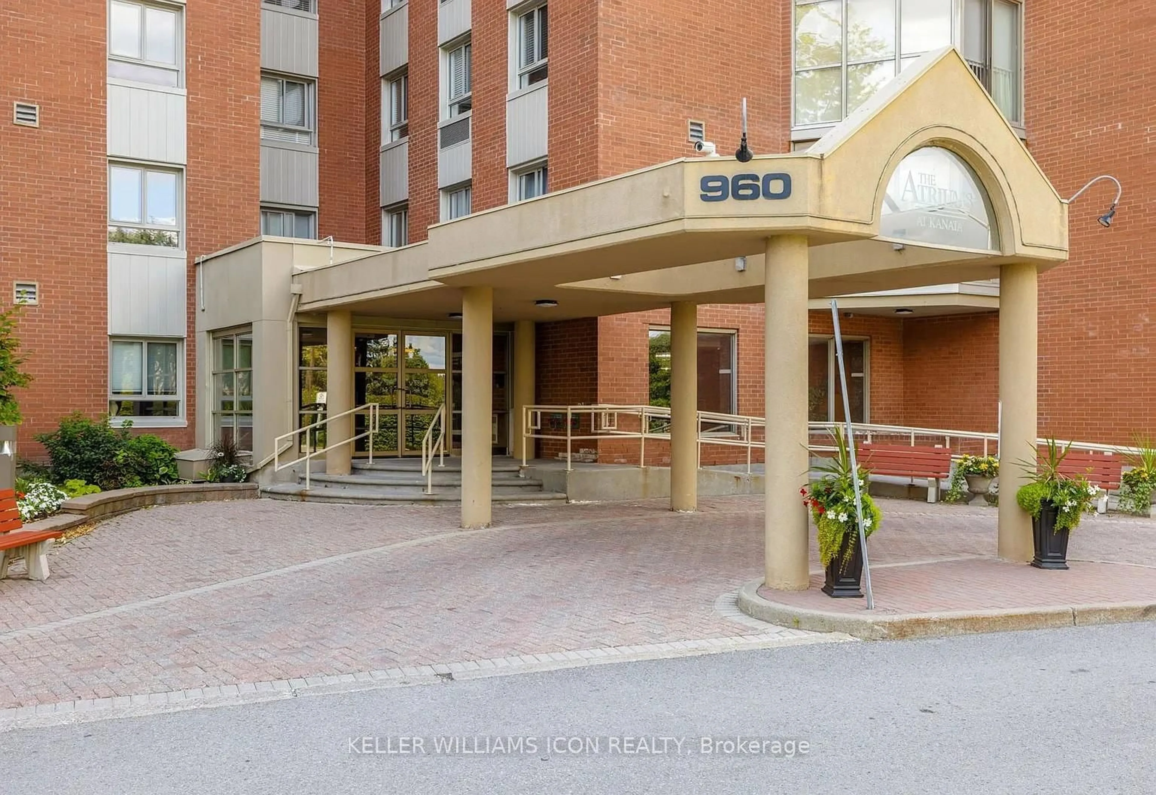 Indoor foyer for 960 Teron Rd #702, Ottawa Ontario K2K 2B6