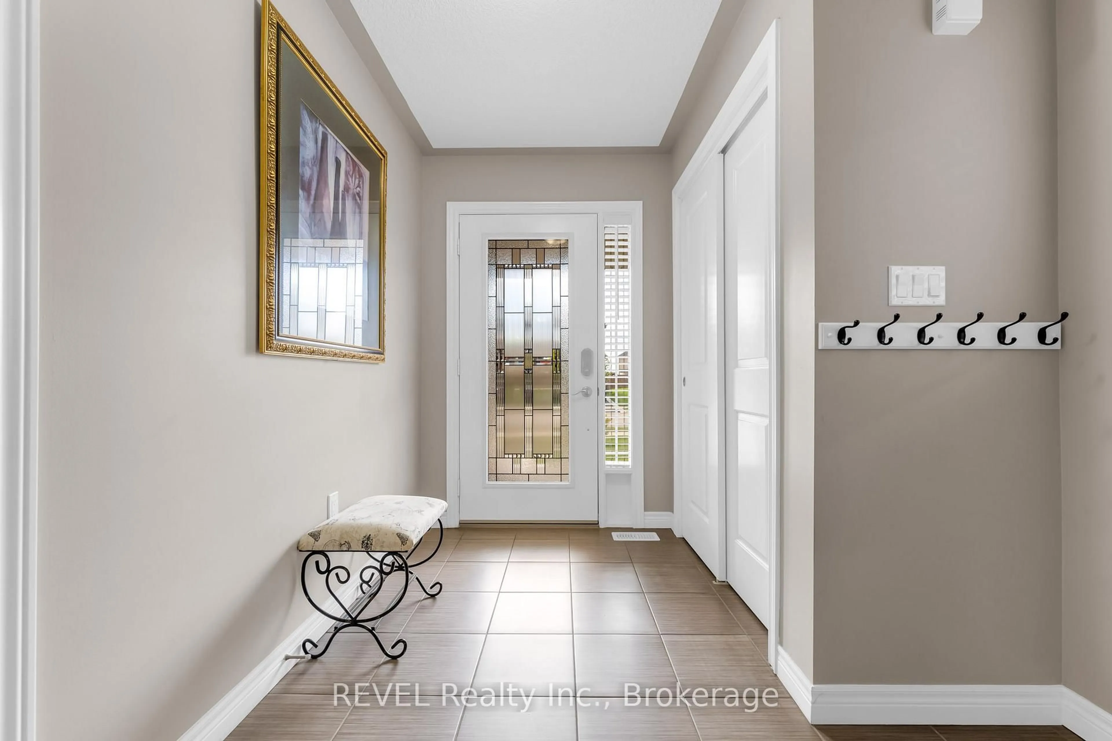 Indoor entryway for 102 Cittadella Blvd, Hamilton Ontario L8J 3H5